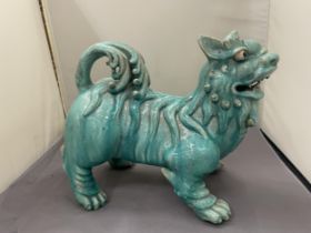 A LARGE ORIENTAL FOO DOG HEIGHT 20CM (A/F CHIP ON REAR)