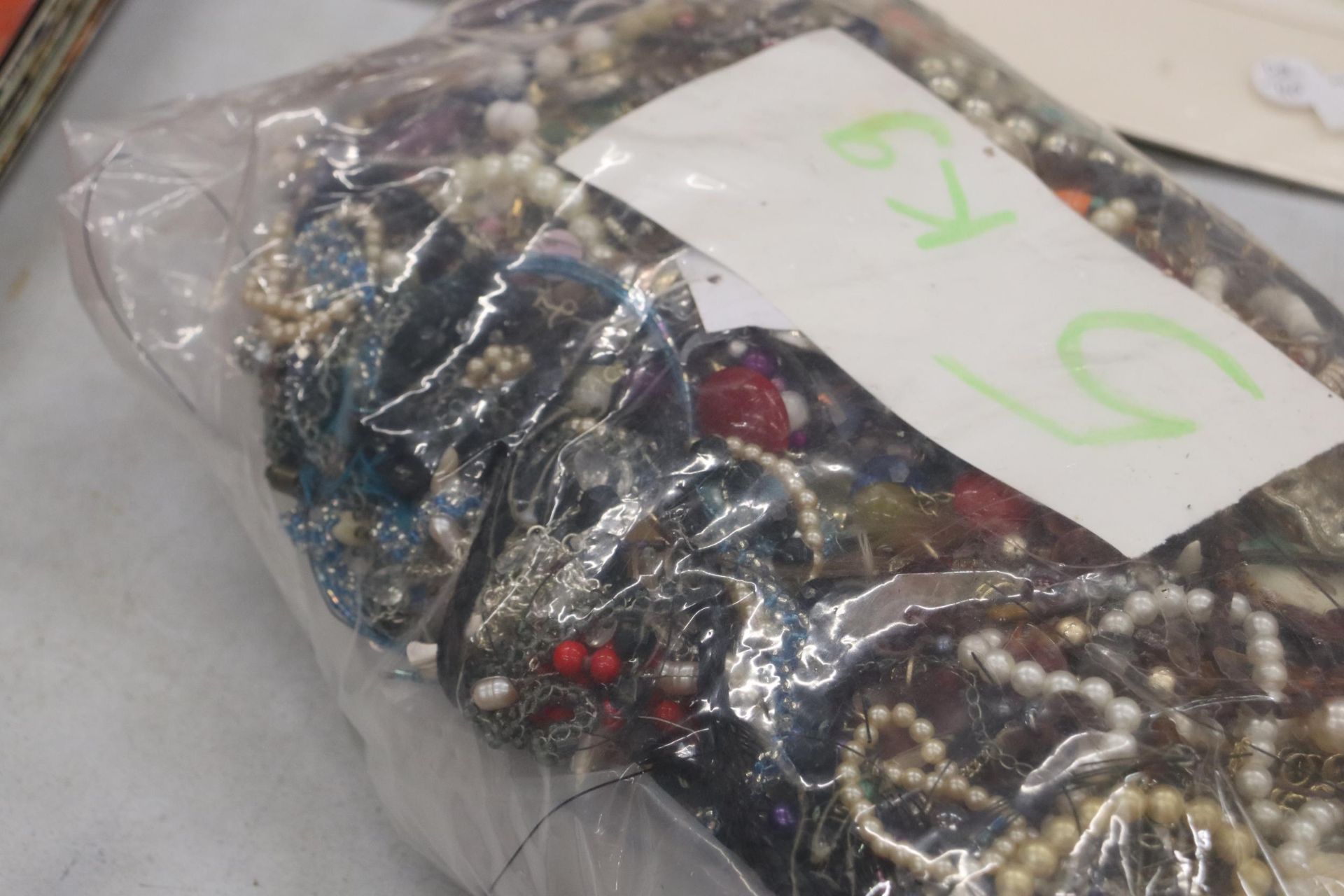 A 5 KG BAG OF COSTUME JEWELLERY AND BEADS - Image 7 of 10