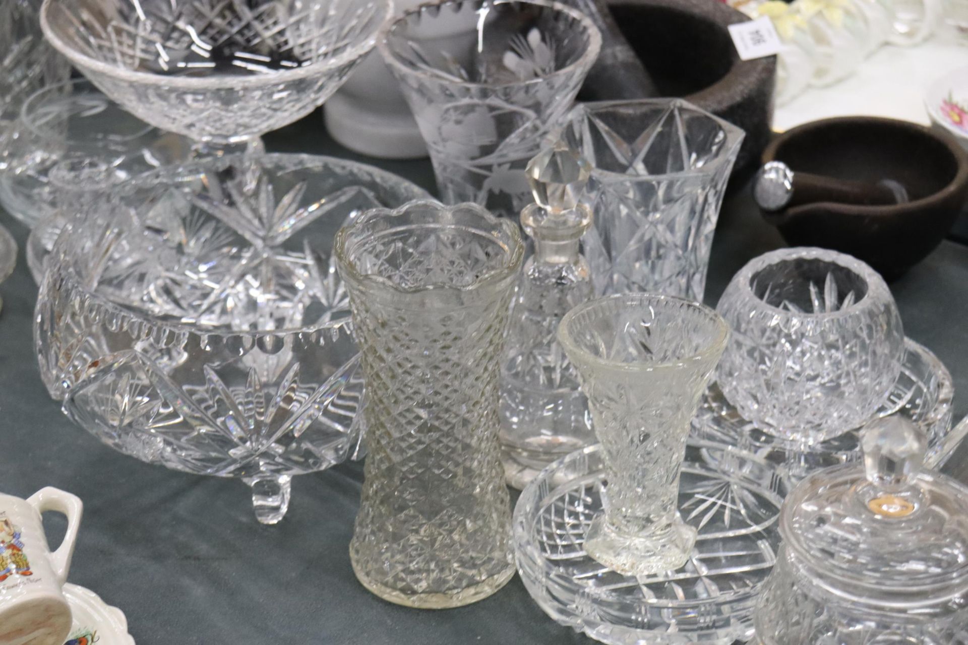 A LARGE QUANTITY OF GLASSWARE TO INCLUDE CUT GLASS VASES, BOWLS, A DRESSING TABLE SET WITH TRAY, OIL - Image 4 of 10