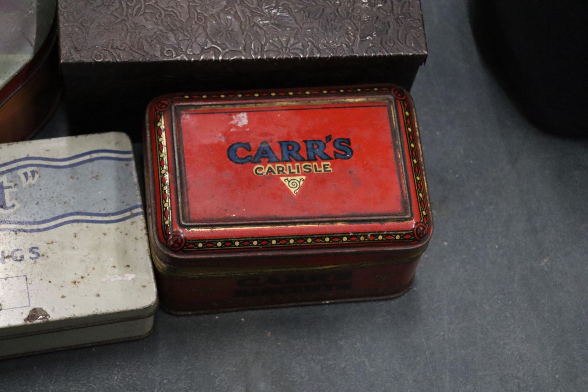 A QUANTITY OF VINTAGE TINS TO INCLUDE CO-OPERATIVE WHOLESALE SOAP WORKS, ETC - 6 IN TOTAL - Image 7 of 10