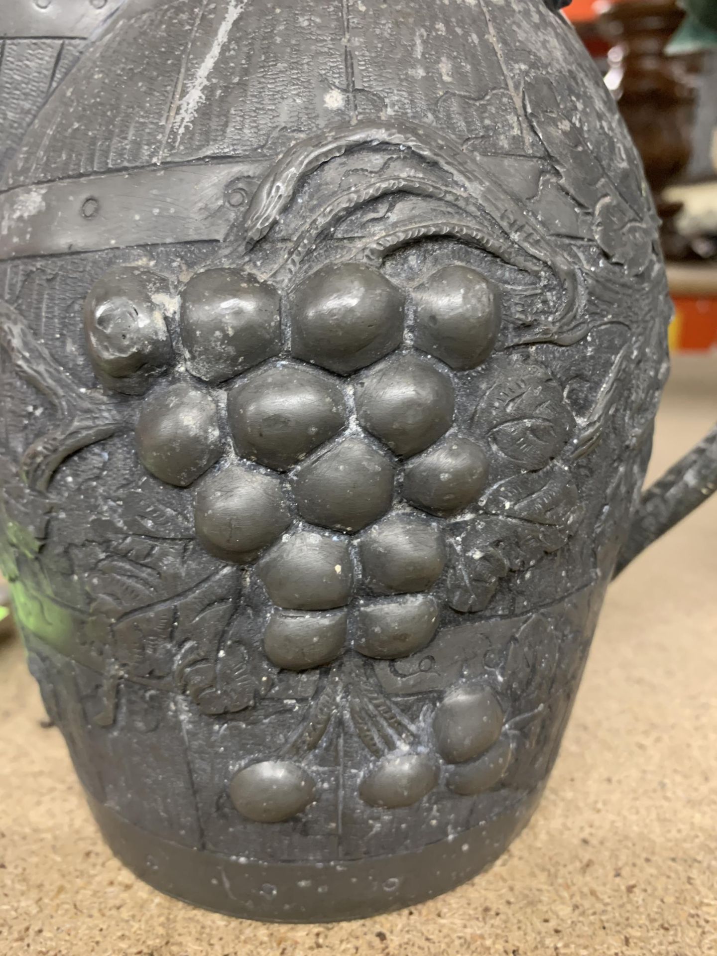 A VINTAGE PEWTER WINE JUG IN THE FORM OF A BARREL WITH GRAPE AND VINE DECORATION, HEIGHT 19CM - Image 5 of 5