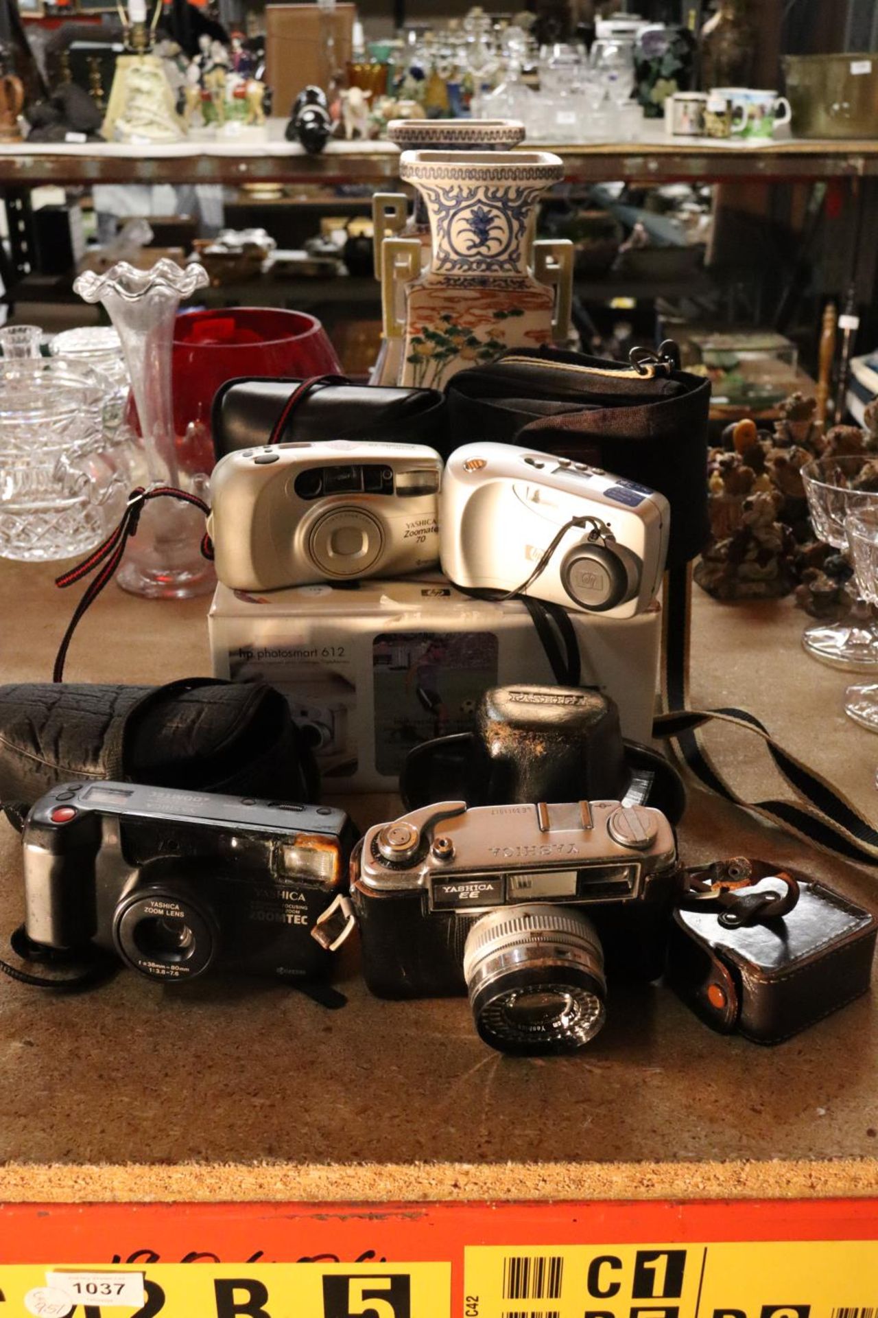 A QUANTITY OF VINTAGE CAMERAS TO INCLUDE YASHICA ZOOMTEC, YASHICA EE, HP, ETC., - Image 5 of 5