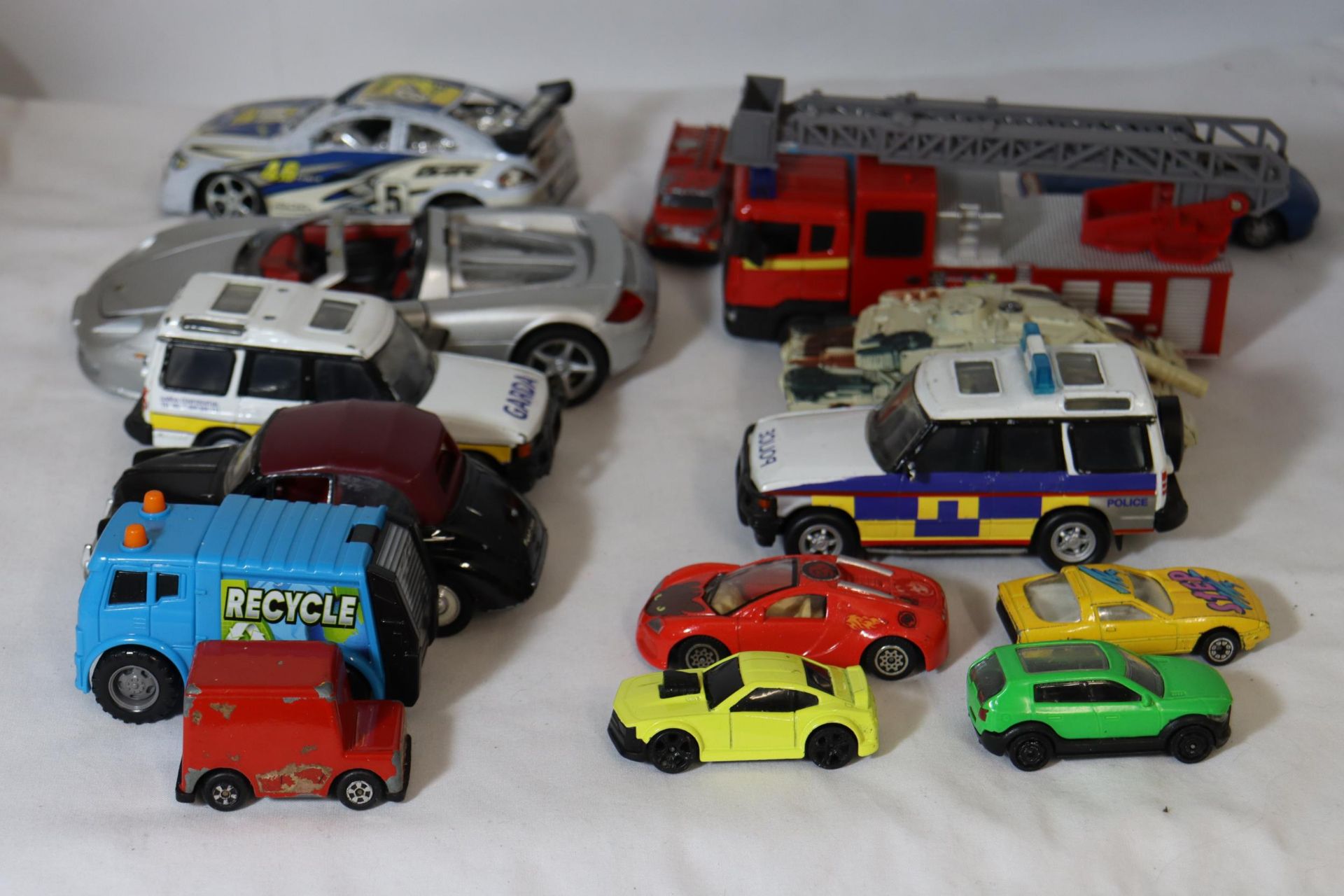 A QUANTITY OF TOY VEHICLES TO INCLUDE FIRE ENGINES, POLICE CARS, MILITARY, ETC - Image 4 of 6