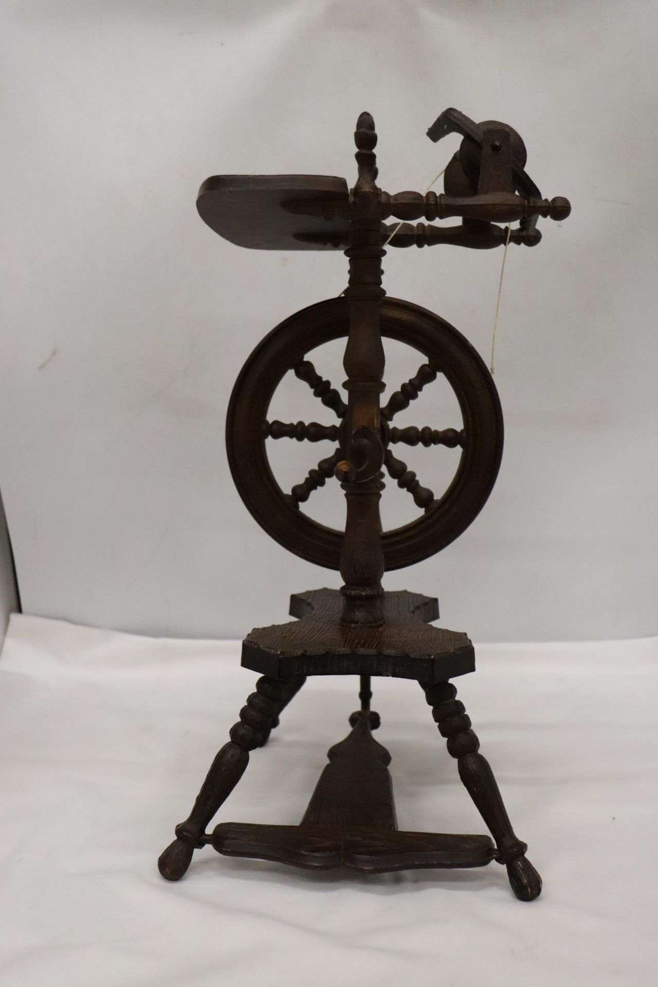 A SMALL VINTAGE WOODEN SPINNING WHEEL, HEIGHT APPROX 42CM - Image 2 of 5