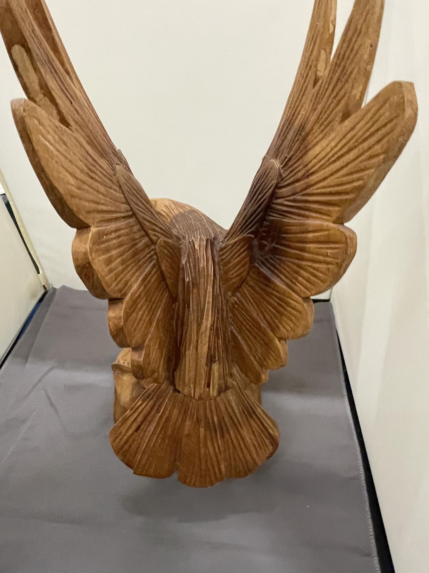 A HAND CARVED WOODEN EAGLE, HEIGHT 37CM - Image 3 of 3