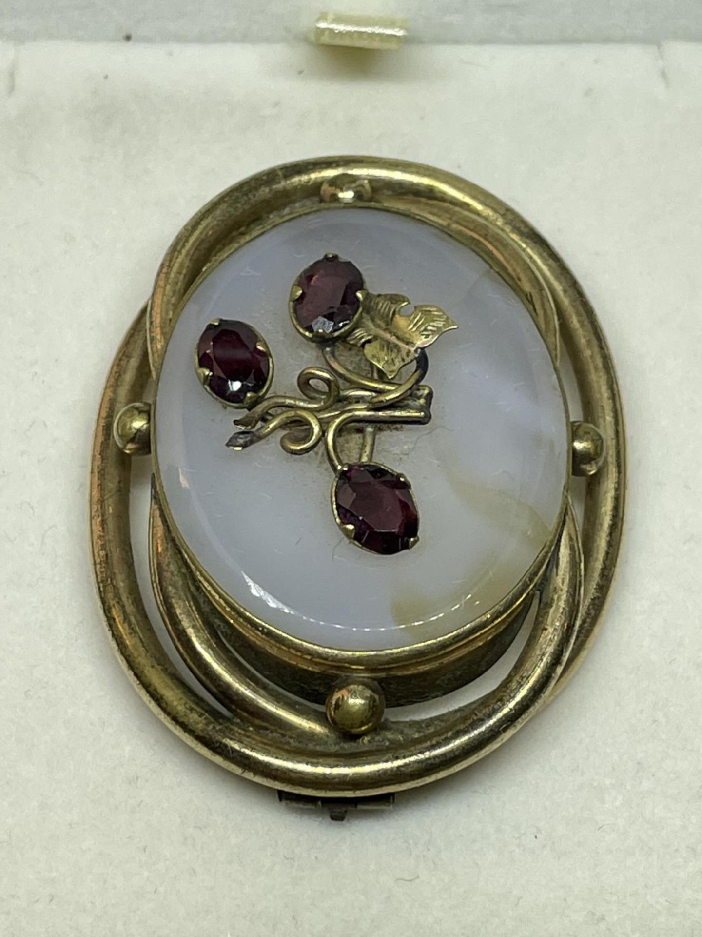 A PINCH BECK AGATE AND AMETHYST BROOCH IN A PRESENTATION BOX - Image 2 of 2