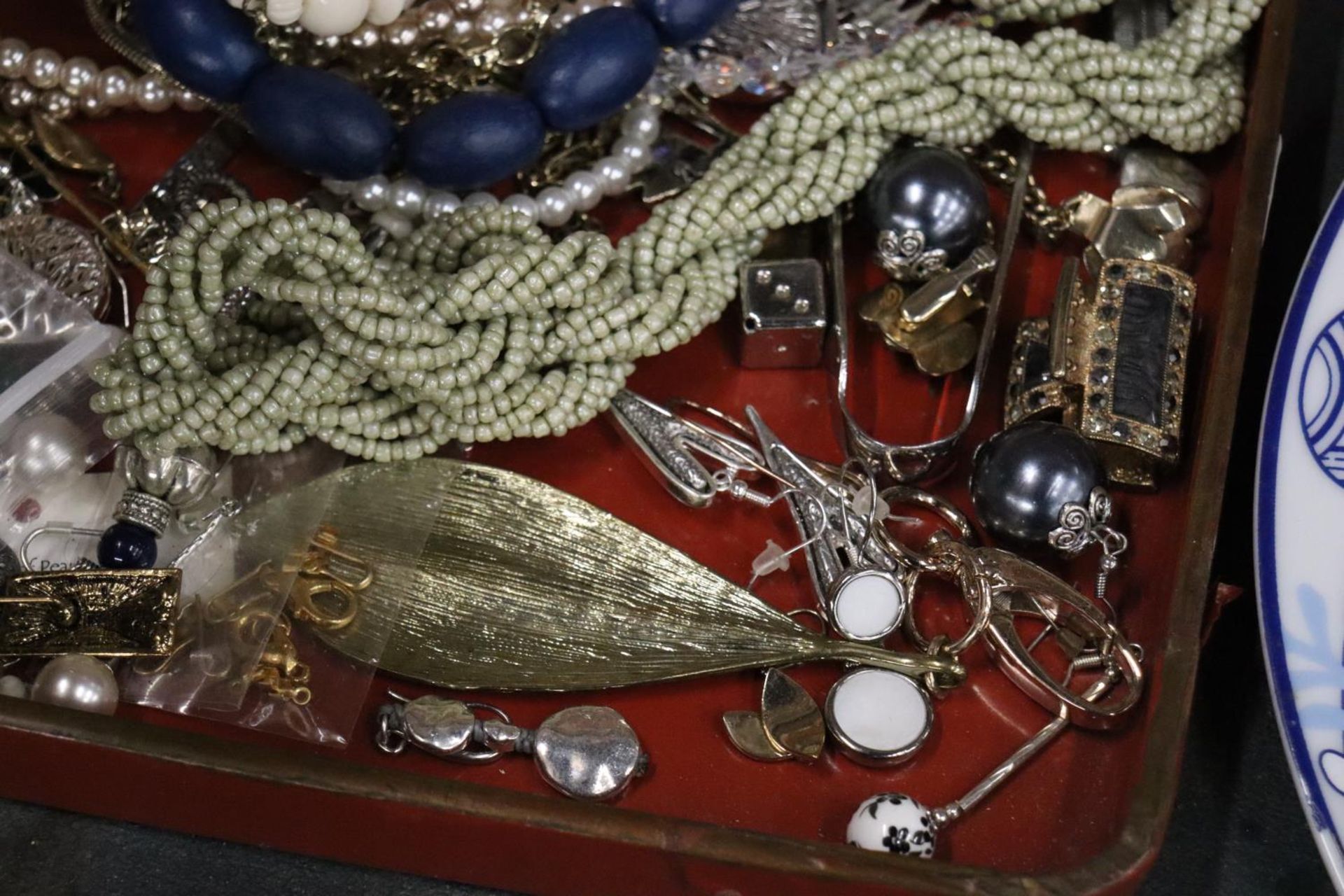 A TRAY CONSISTING OF A QUANTITY OF COSTUME JEWELLERY - Image 4 of 7