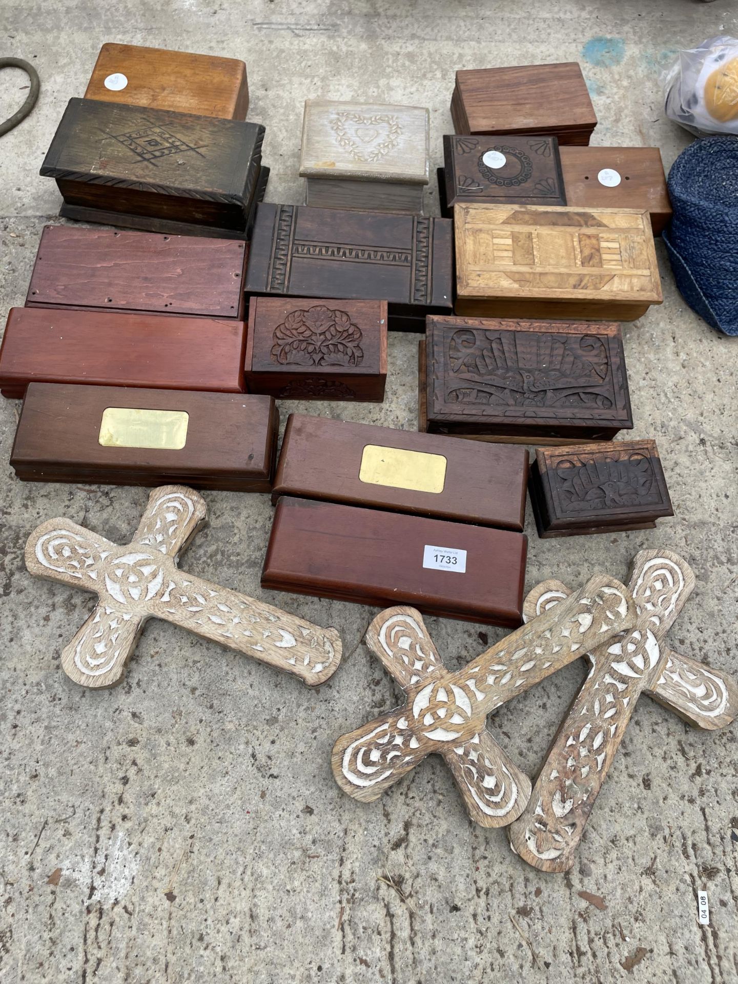 AN ASSORTMENT OF VARIOUS TREEN BOXES AND THREE WOODEN CRUCIFIX ETC