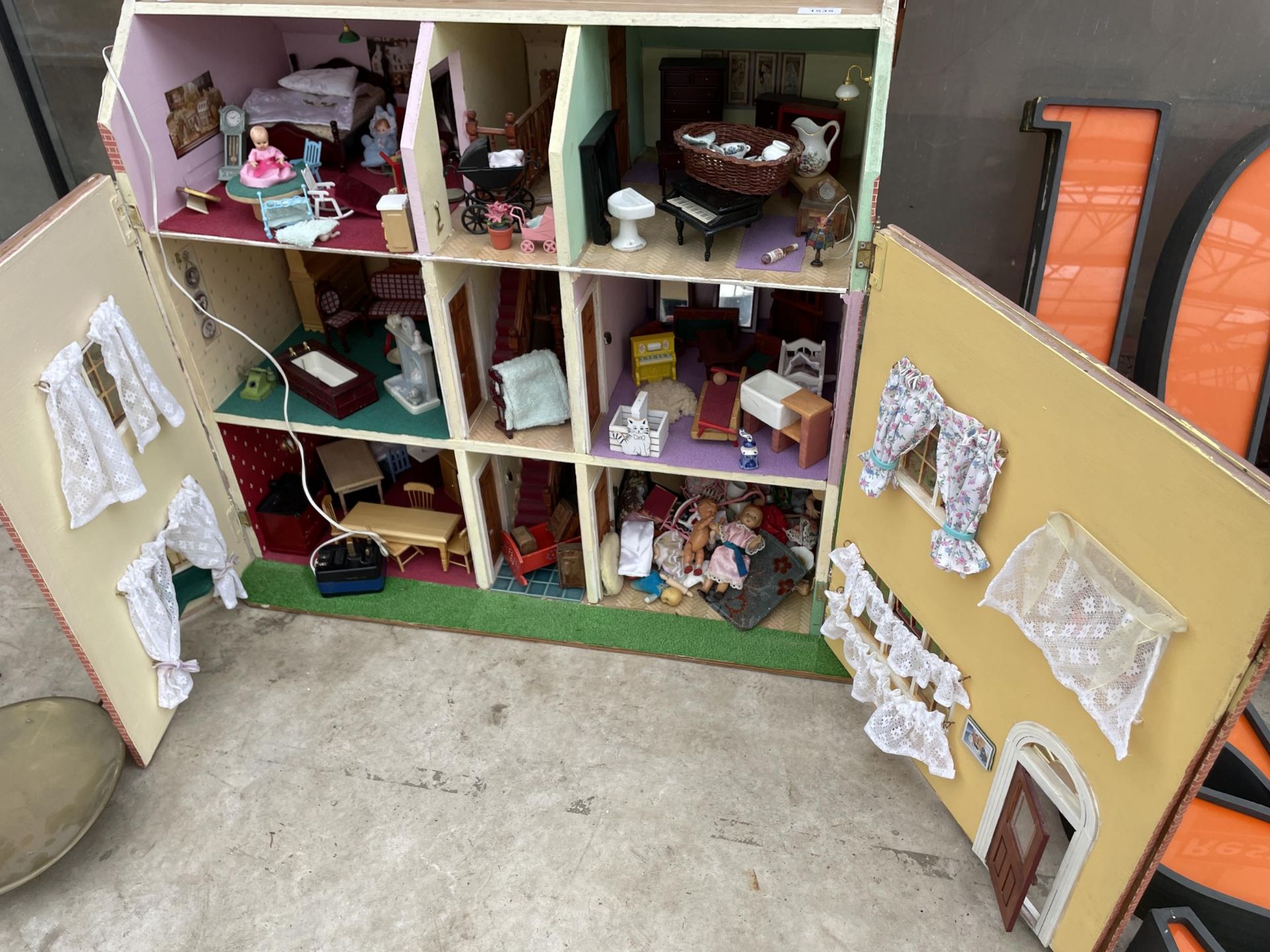 A LARGE WOODEN DOLLS HOUSE WITH A LARGE QUANTITY OF DOLLS HOUSE FURNITURE - Image 4 of 9