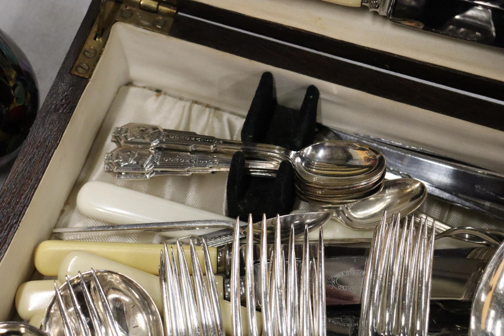 A VINTAGE CANTEEN OF CUTLERY IN AN OAK BOX - Image 10 of 12