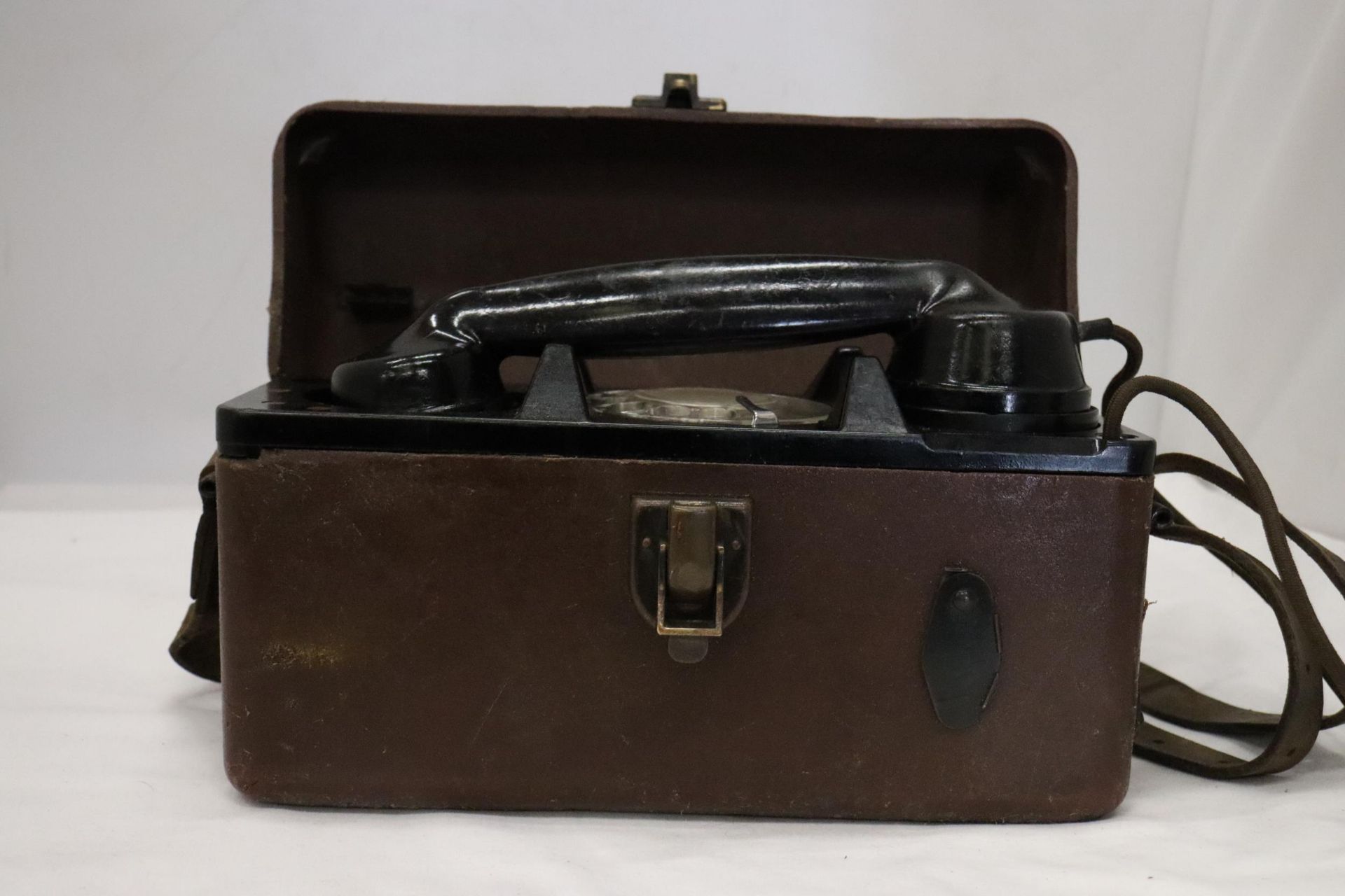 A WORLD WAR 11 MILITARY TELEPHONE IN A LEATHER CASE - Image 5 of 7