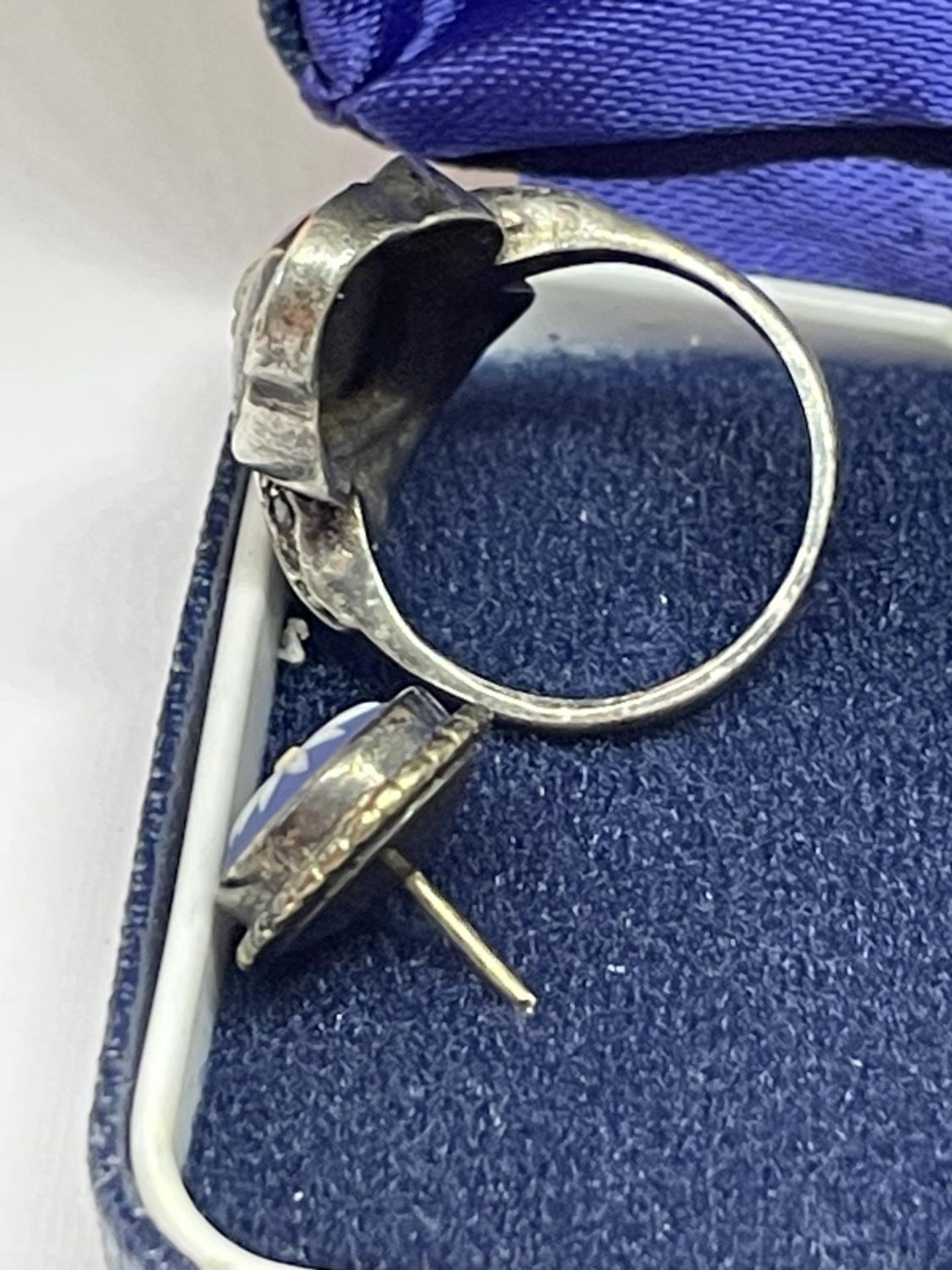 A WEDGWOOD SILVER RING AND SILVER STUD IN A PRESENTATION BOX - Image 3 of 3