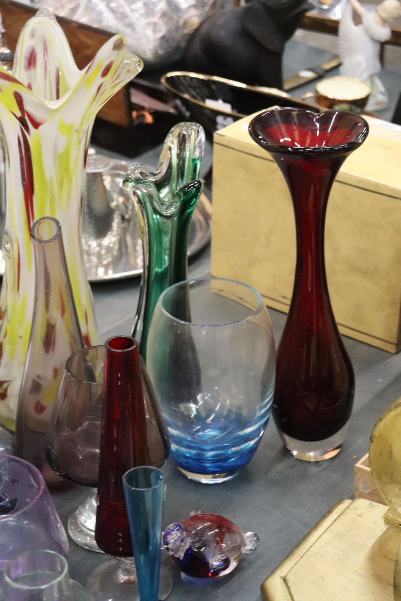 A LARGE QUANTITY OF GLASSWARE TO INCLUDE PAPERWEIGHTS, VASES, BOWLS, ETC., - Image 7 of 11