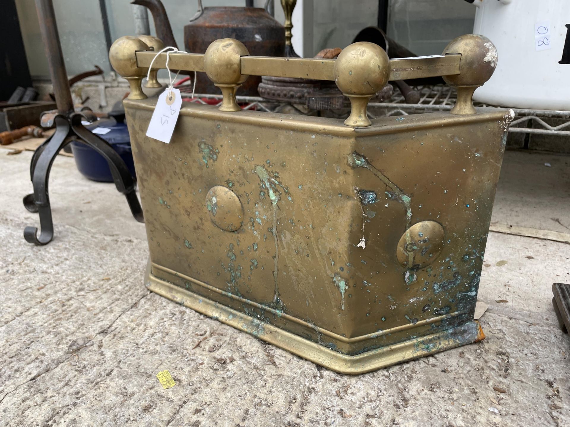A VINTAGE AND DECORATIVE BRASS FIRE FRONT - Image 2 of 2