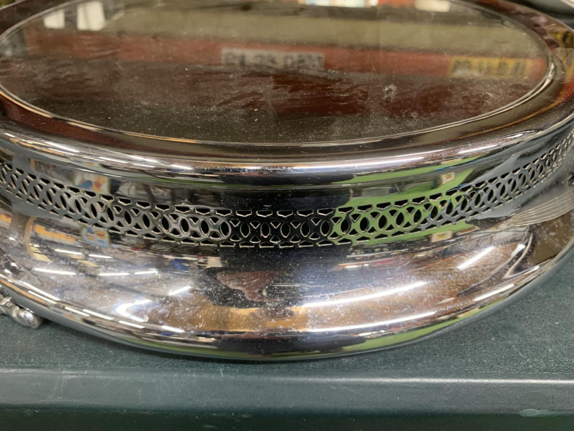 AN ART DECO CIRCULAR MIRRORED CAKE STAND WITH ORIGINAL STORAGE BOX 38CM DIAMETER - Image 2 of 4