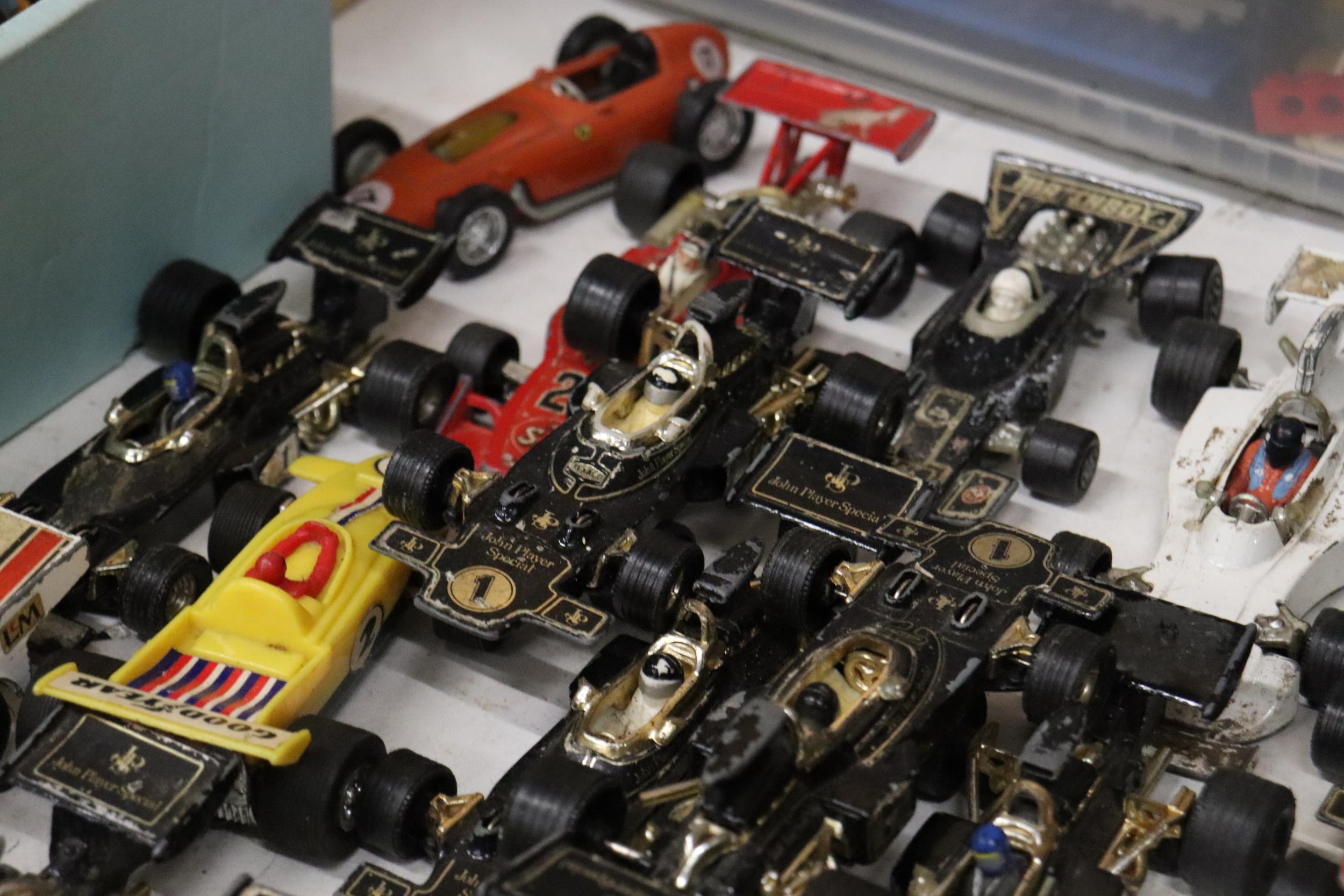 A LARGE QUANTITY OF VINTAGE DIE-CAST CORGI AND MATCHBOX F1 RACING CARS - Image 4 of 9