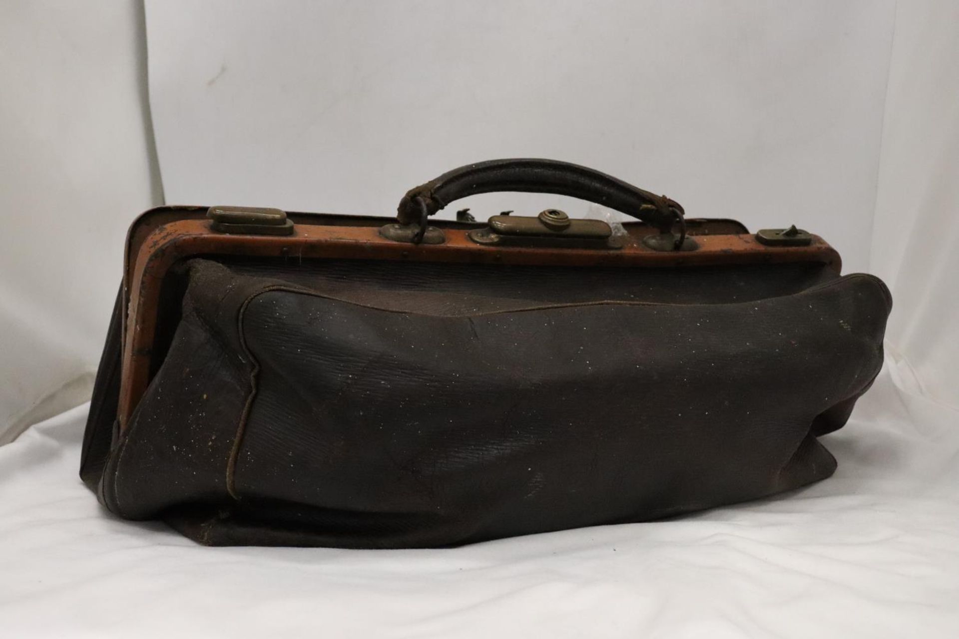 A VINTAGE DOCTORS LEATHER GLADSTONE STYLE BAG - Image 2 of 5