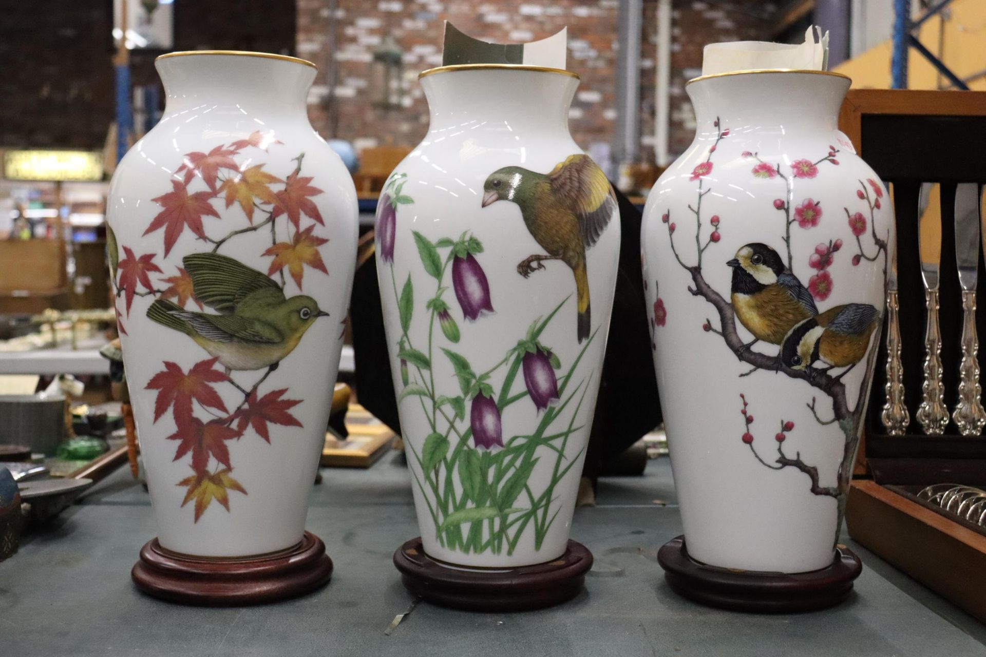 THREE LARGE FRANKLIN PORCELAIN VASES WITH JAPANESE CHARACTERS TO BASE AND WOODEN STANDS, THE HERALDS - Bild 4 aus 7