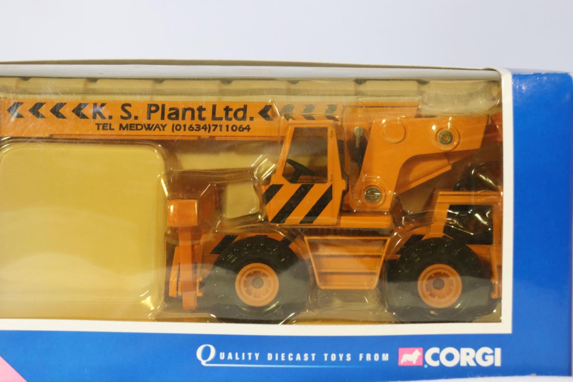 A DIECAST CORGI MOBILE CRANE - KS PLANT HIRE WITH ELEVATING AND EXTENDING CRANE WITH HOOK, REVOLVING - Image 4 of 4