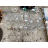 AN ASSORTMENT OF GLASSWARE TO INCLUDE WINE GLASSES AND TUMBLERS ETC