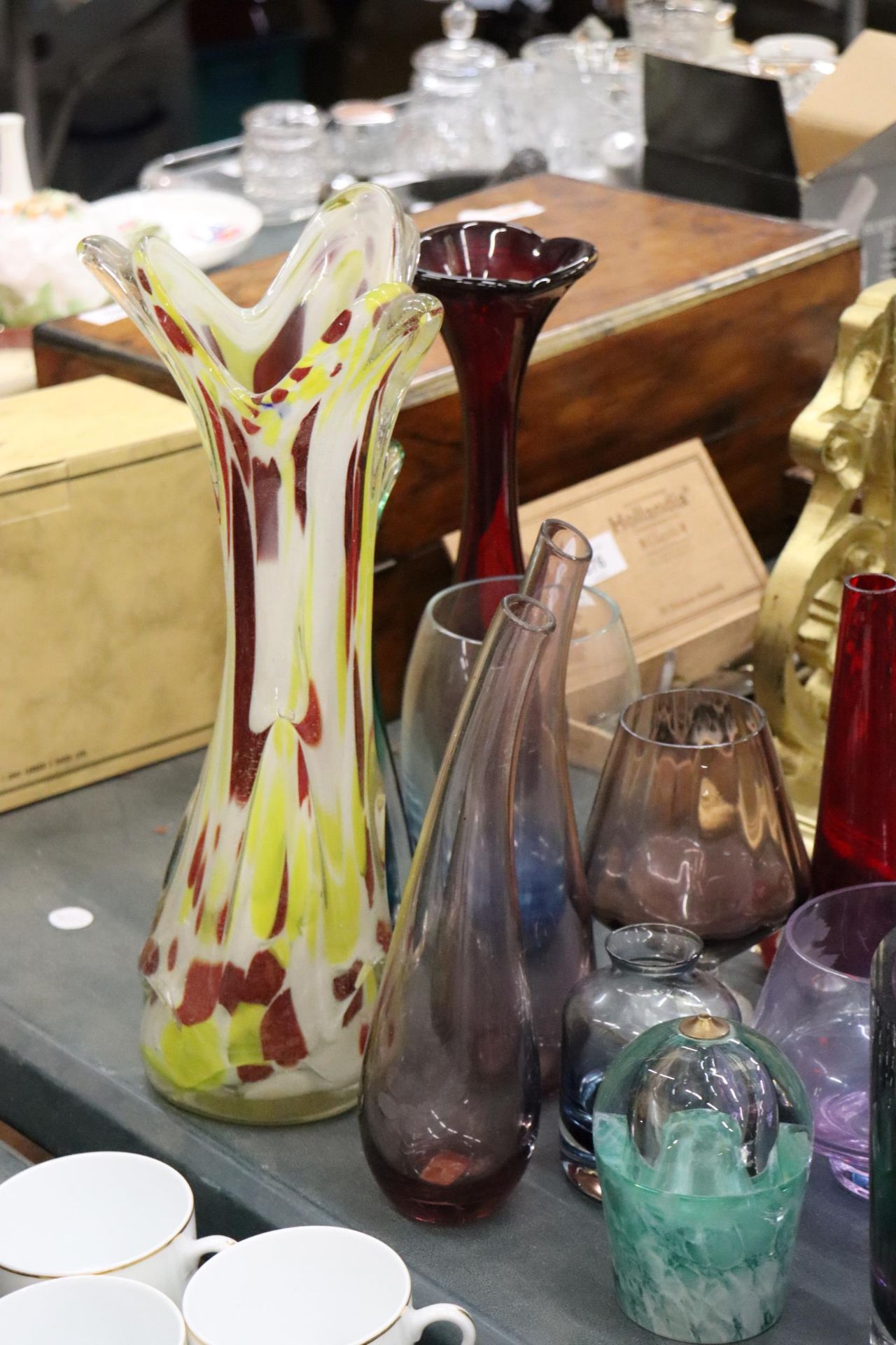 A LARGE QUANTITY OF GLASSWARE TO INCLUDE PAPERWEIGHTS, VASES, BOWLS, ETC., - Bild 5 aus 11