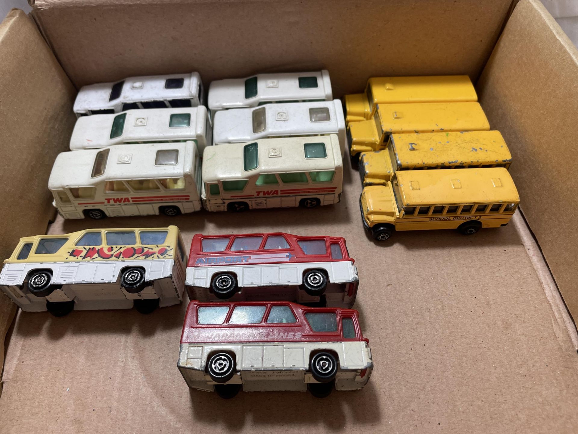 A LARGE QUANTITY OF DIECAST TOY BUSES AND COACHES TO INCLUDE MAJORETTE, MATCHBOX,ETC - Image 3 of 7