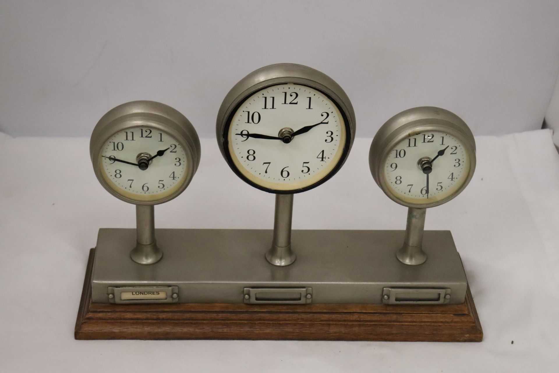 A CLOCKS OF THE WORLD MANTLE CLOCK ON A WOODEN STAND, HEIGHT 24CM, LENGTH 36CM - Bild 2 aus 7