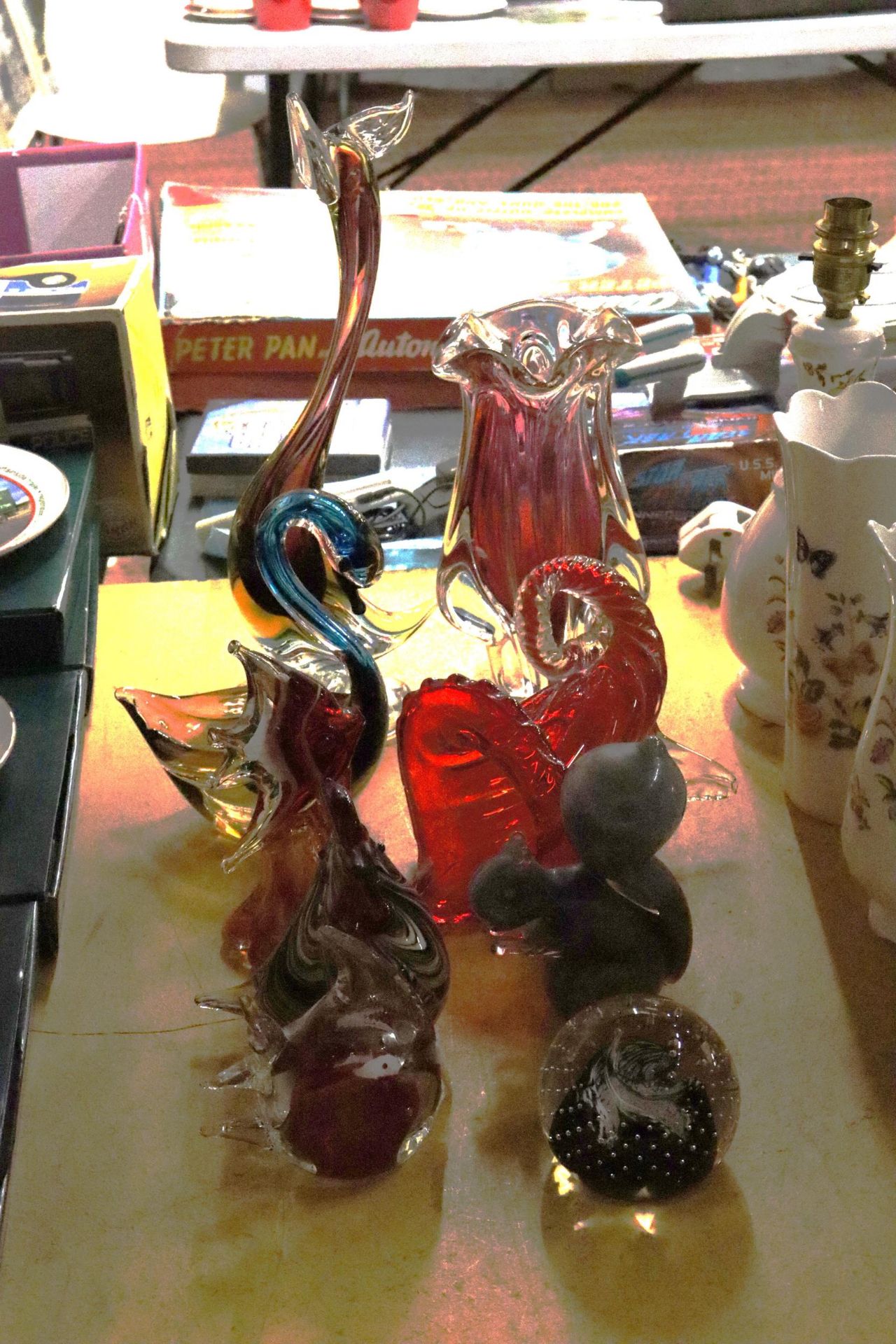 A COLLECTION OF GLASSWARE TO INCLUDE GLASS FIGURES, PAPERWEIGHTS A STUDIO ART CRANBERRY VASE, - Image 3 of 10