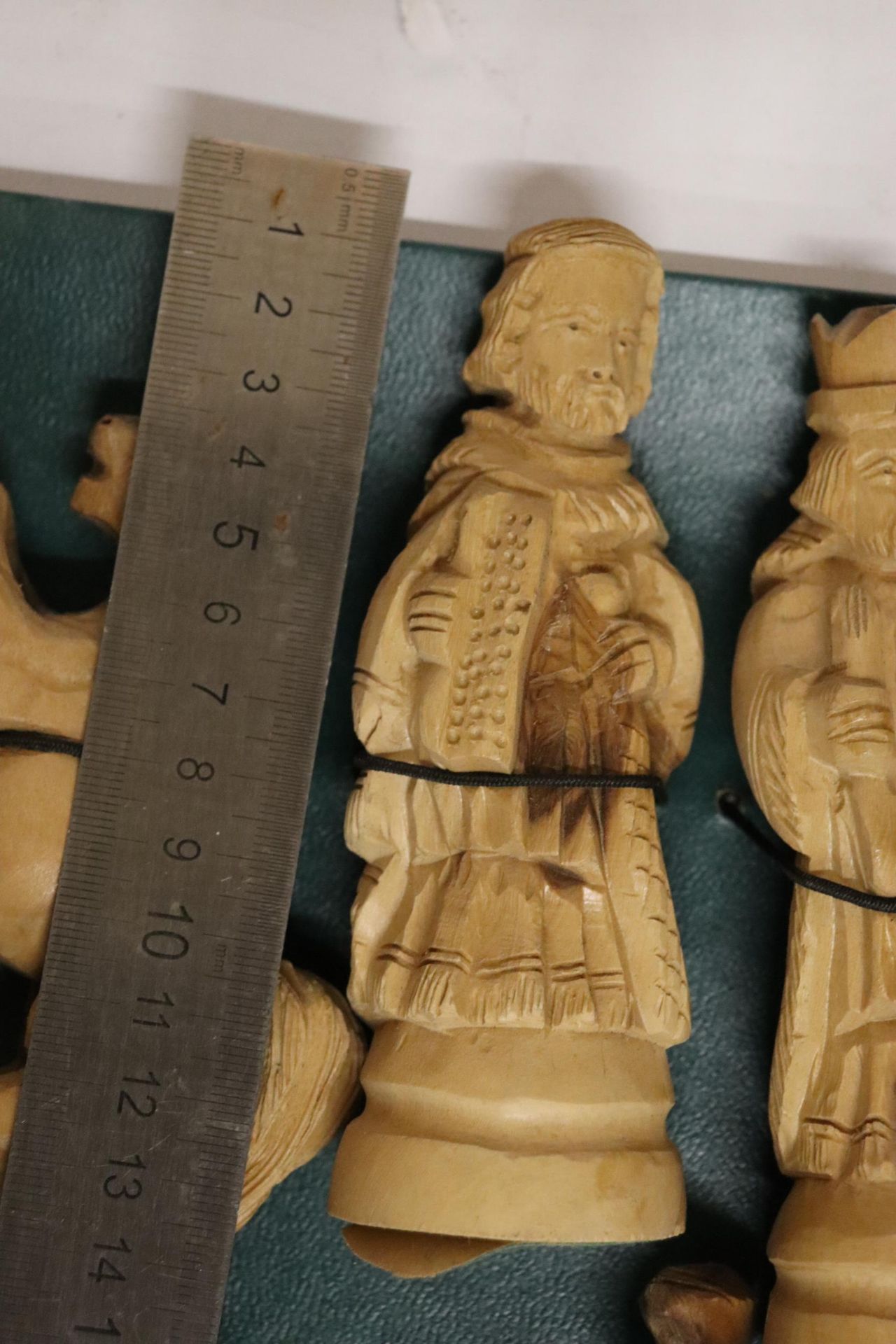 A HAND CARVED WOODEN CHESS SET FROM TAMIL SOUTH INDIA - Image 10 of 10