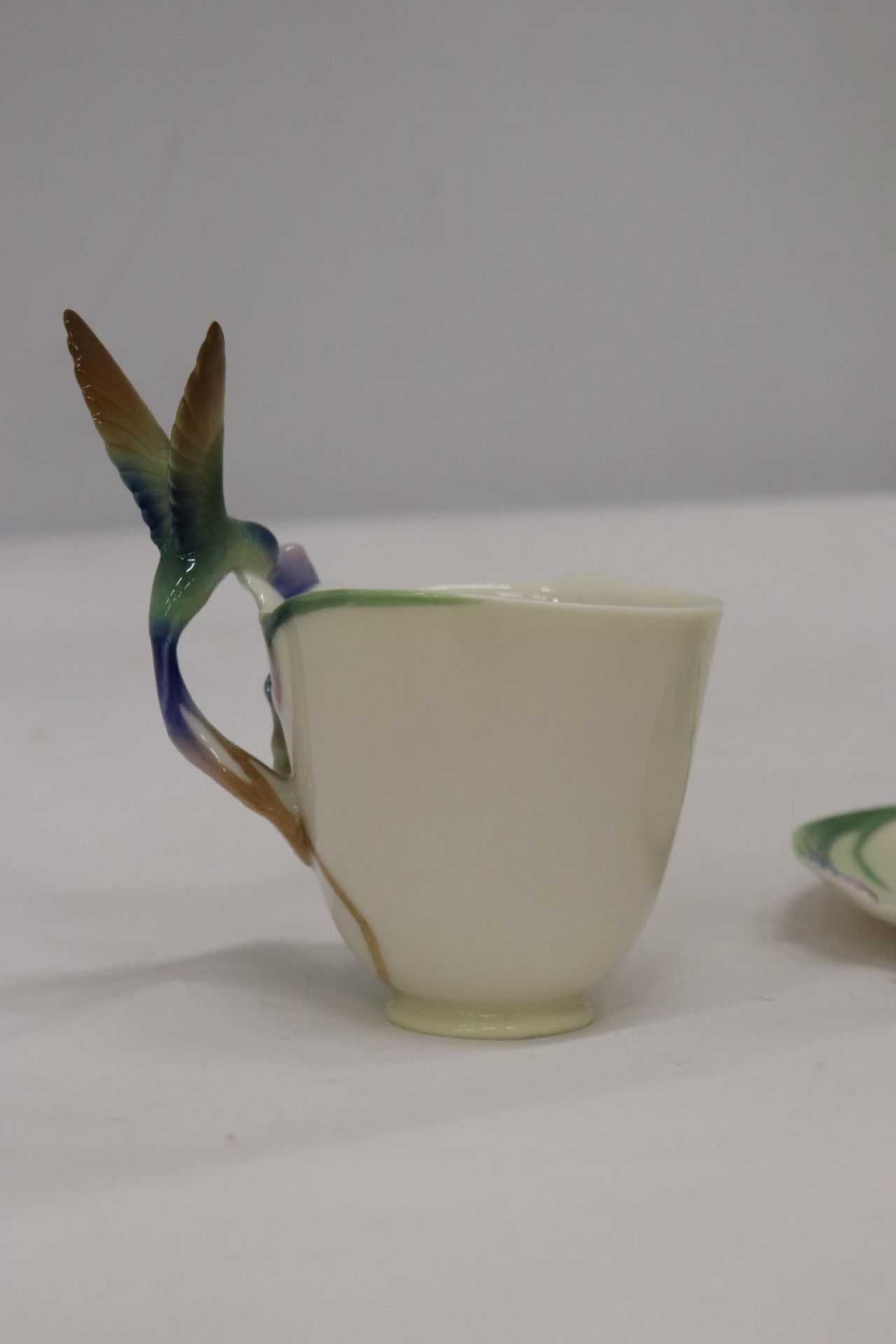 A FRANZ PORCELAIN CUP, SAUCER AND SPOON SET WITH HUMMING BIRD DESIGN. AF - CHIP TO SAUCER - Image 5 of 8