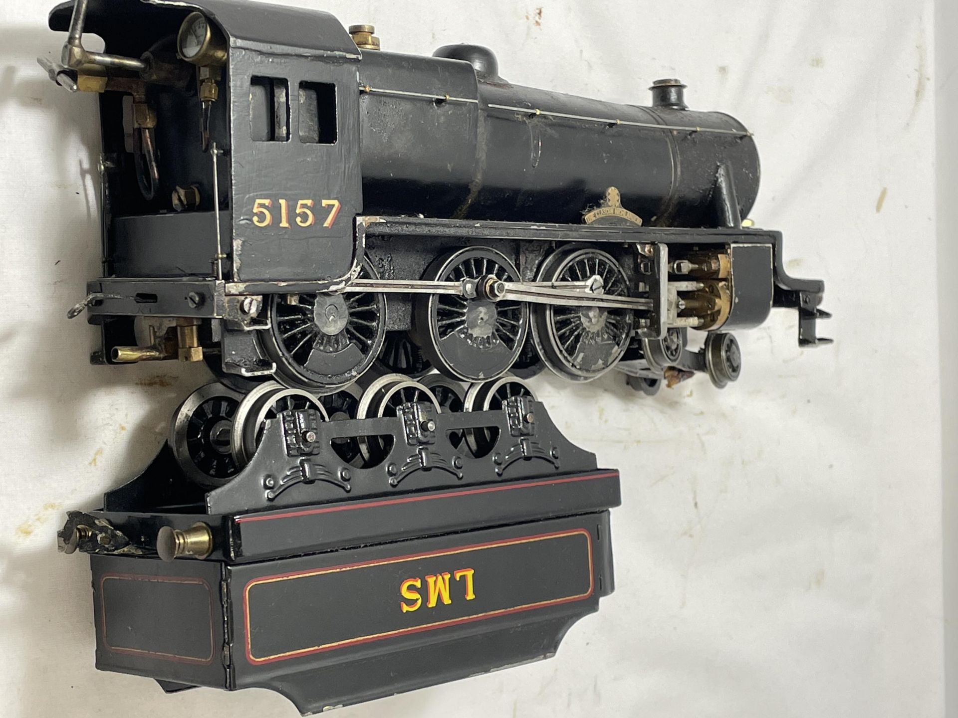 A SCRATCH BUILT LIVE STEAM 30 MM GAUGE 4-6-0 MODEL RAILWAY LOCOMOTIVE AND TENDER NUMBER 5157 IN - Image 3 of 6