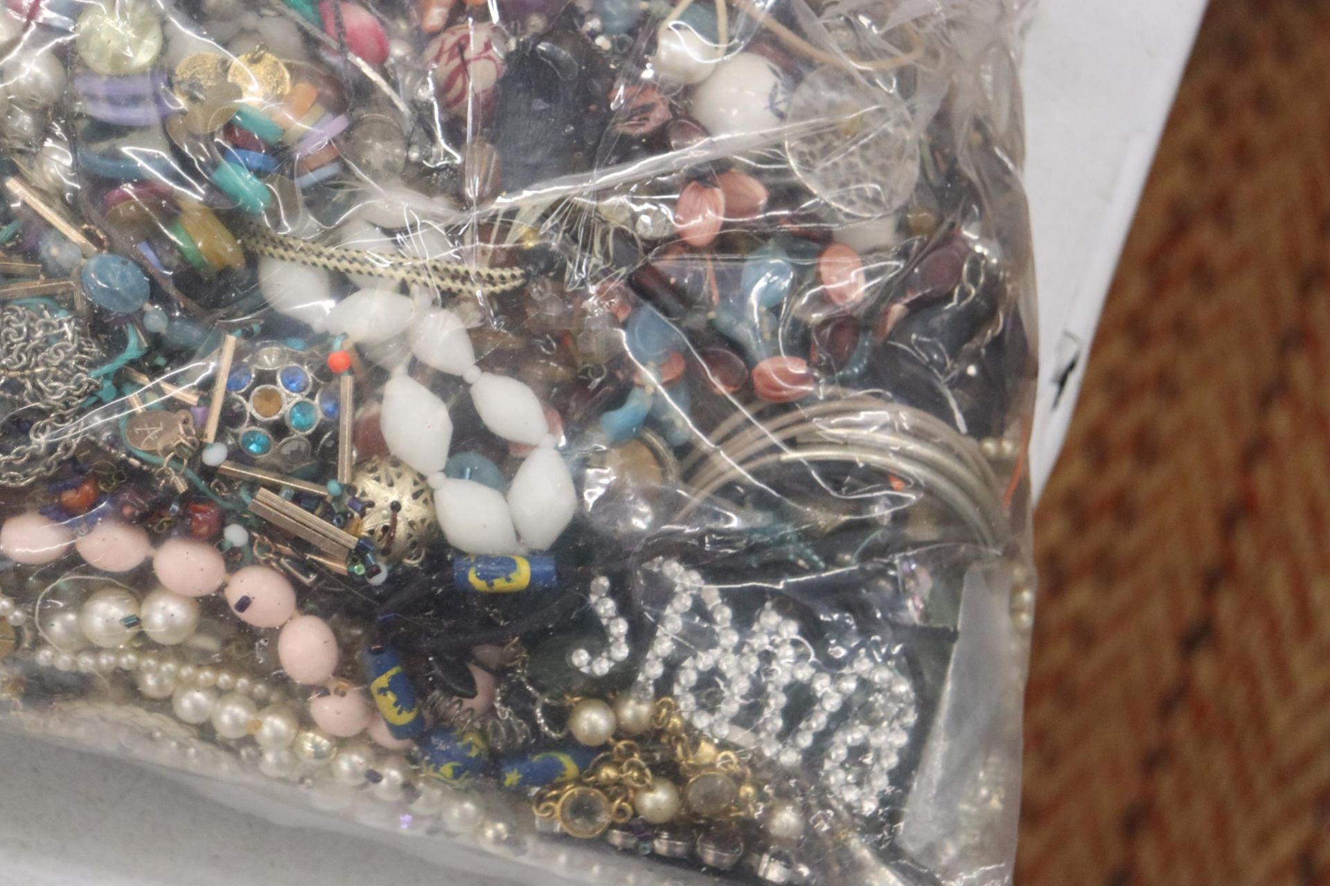 A 5 KG BAG OF COSTUME JEWELLERY AND BEADS - Image 10 of 10