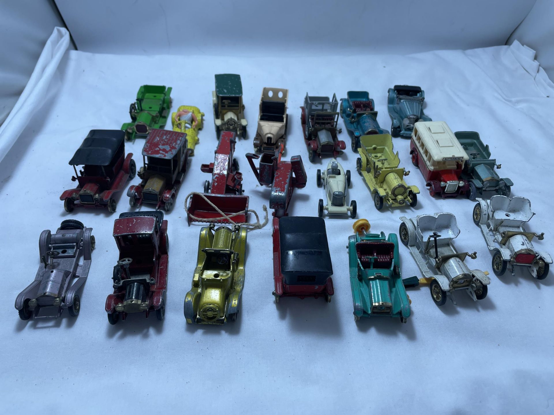 A QUANTITY OF VINTAGE DIECAST CARS AND VANS TO INCLUDE LLEDO, MATCHBOX, YESTERYEAR, ETC