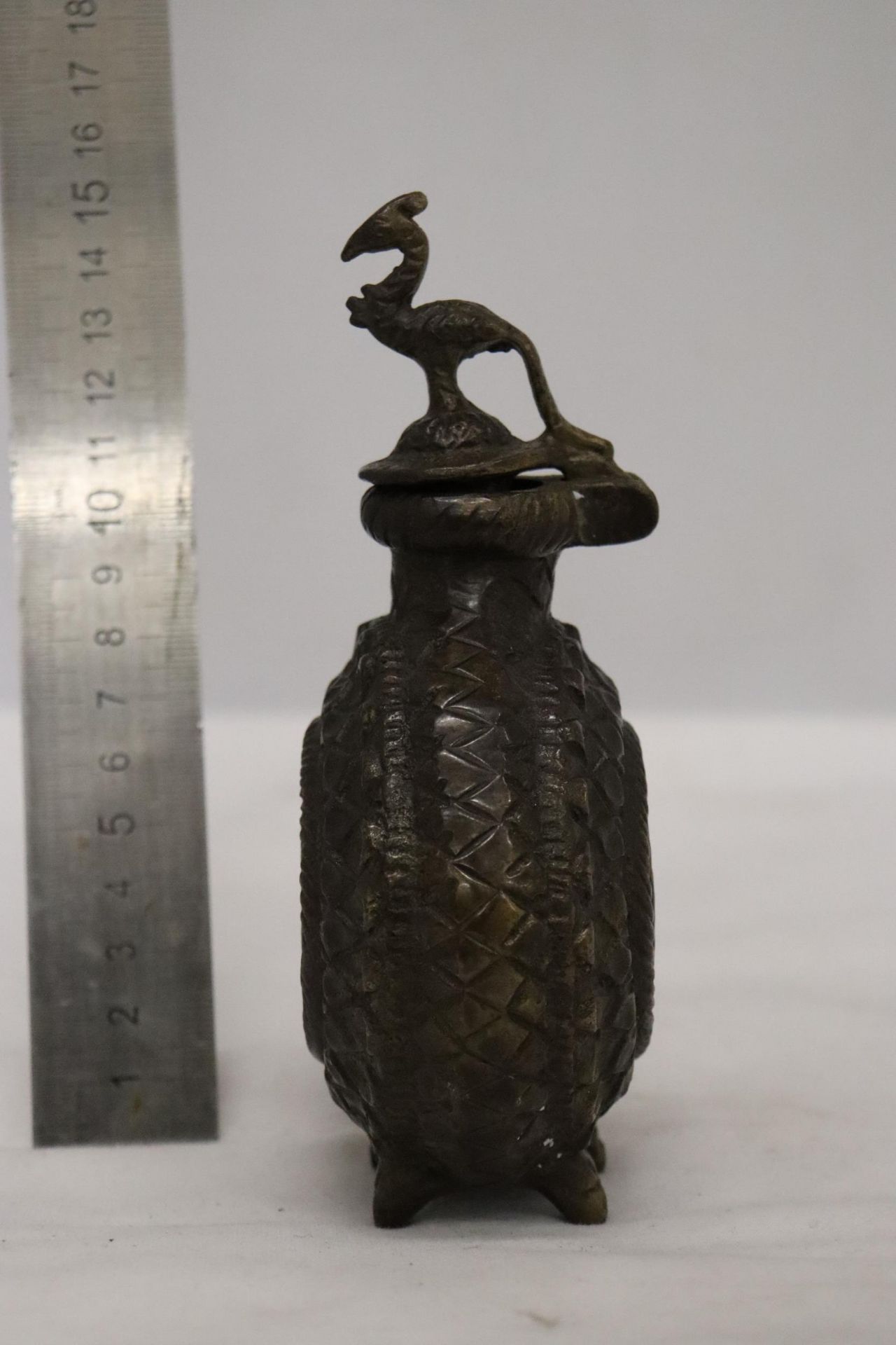 A DECORATIVE BRONZE INCENSE BURNER - Image 5 of 7