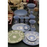A COLLECTION OF WEDGWOOD JASPERWARE TO INCLUDE PLATES, VASES, BOWLS, ETC - 14 IN TOTAL