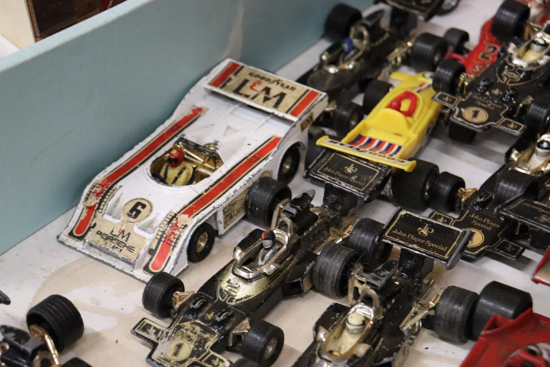 A LARGE QUANTITY OF VINTAGE DIE-CAST CORGI AND MATCHBOX F1 RACING CARS - Image 3 of 9