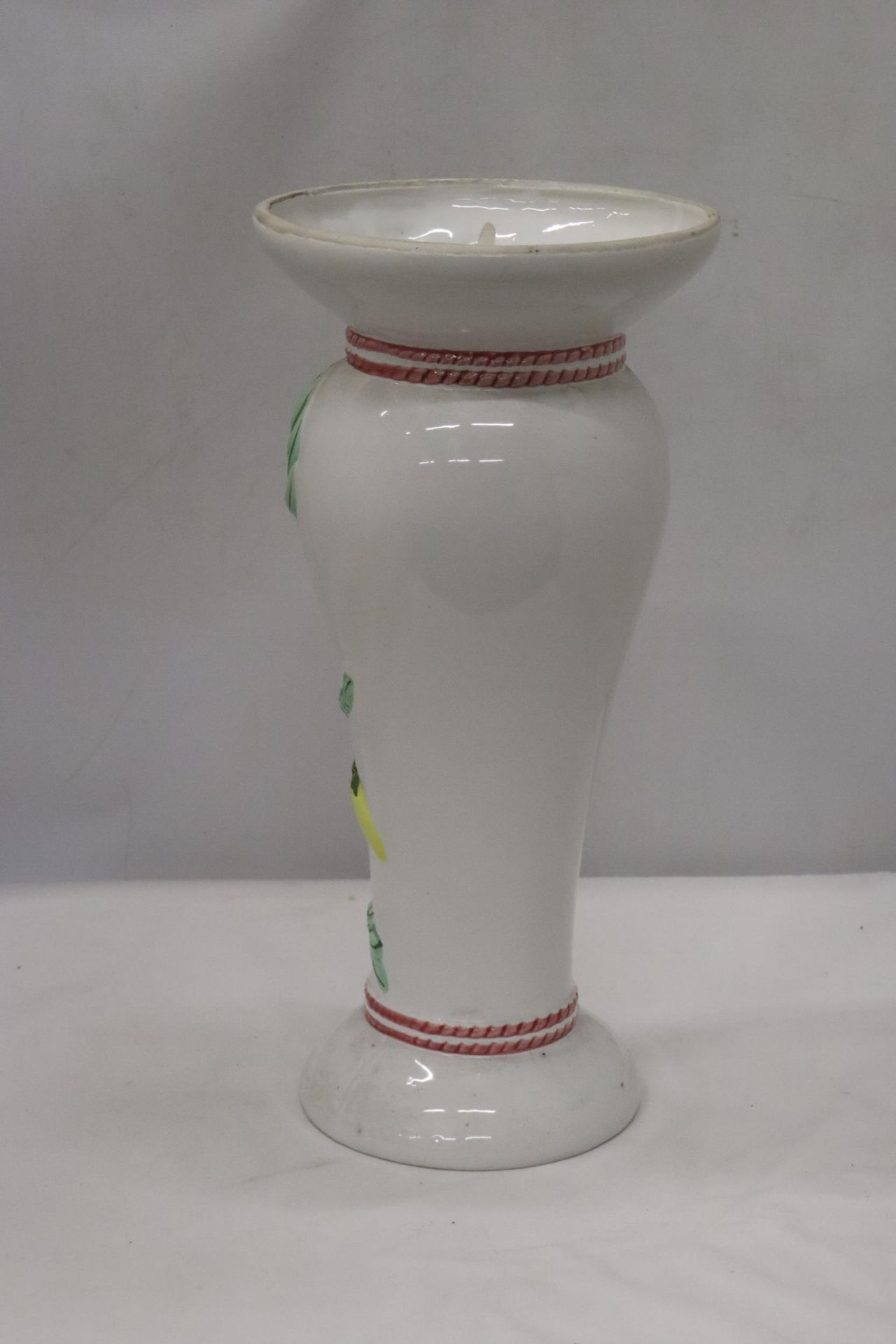 A LARGE FLORAL VASE, HEIGHT 43CM - Image 4 of 5