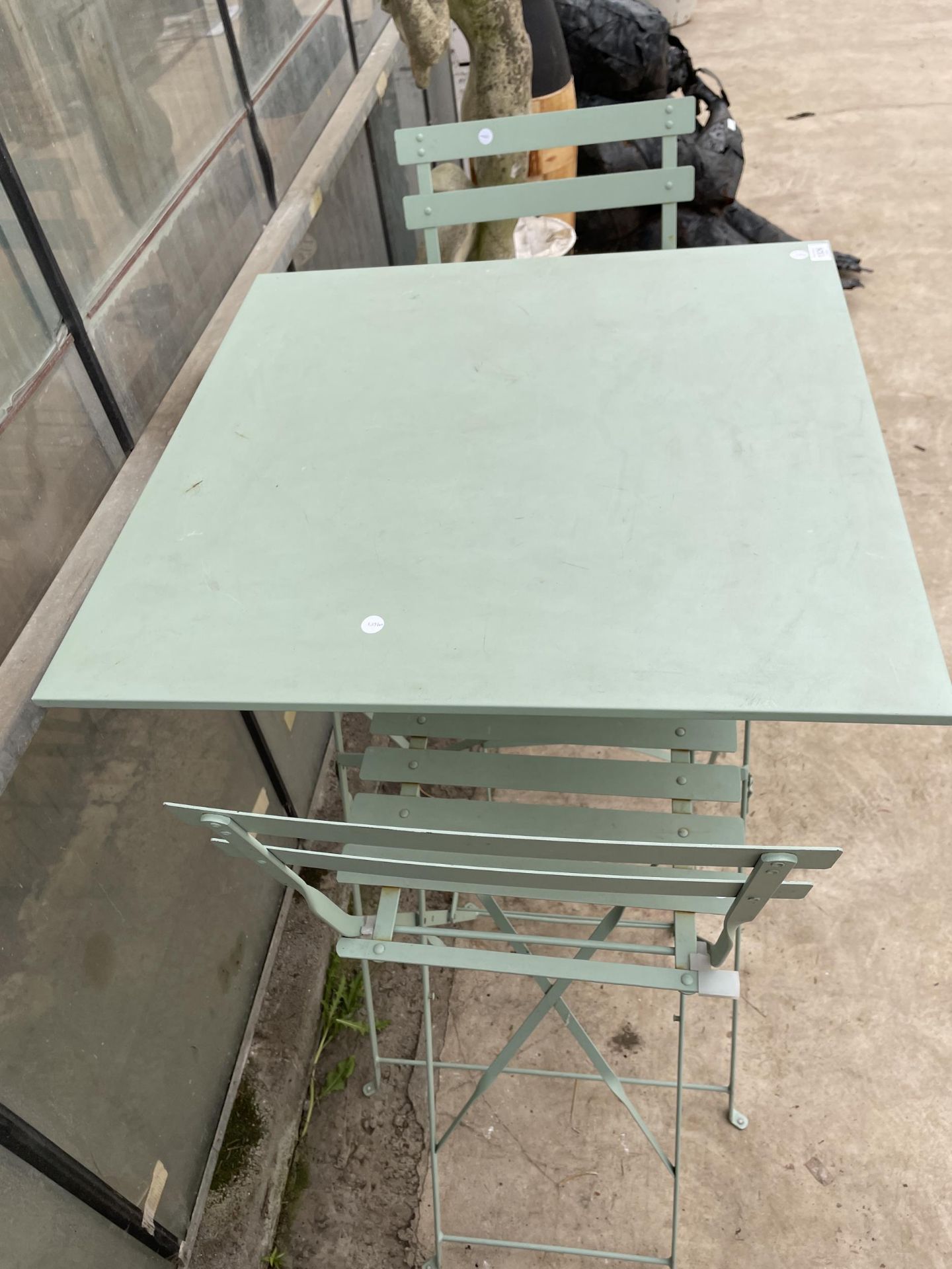 A TALL METAL FOLDING PATIO TABLE AND TWO FOLDING STOOLS - Bild 3 aus 3