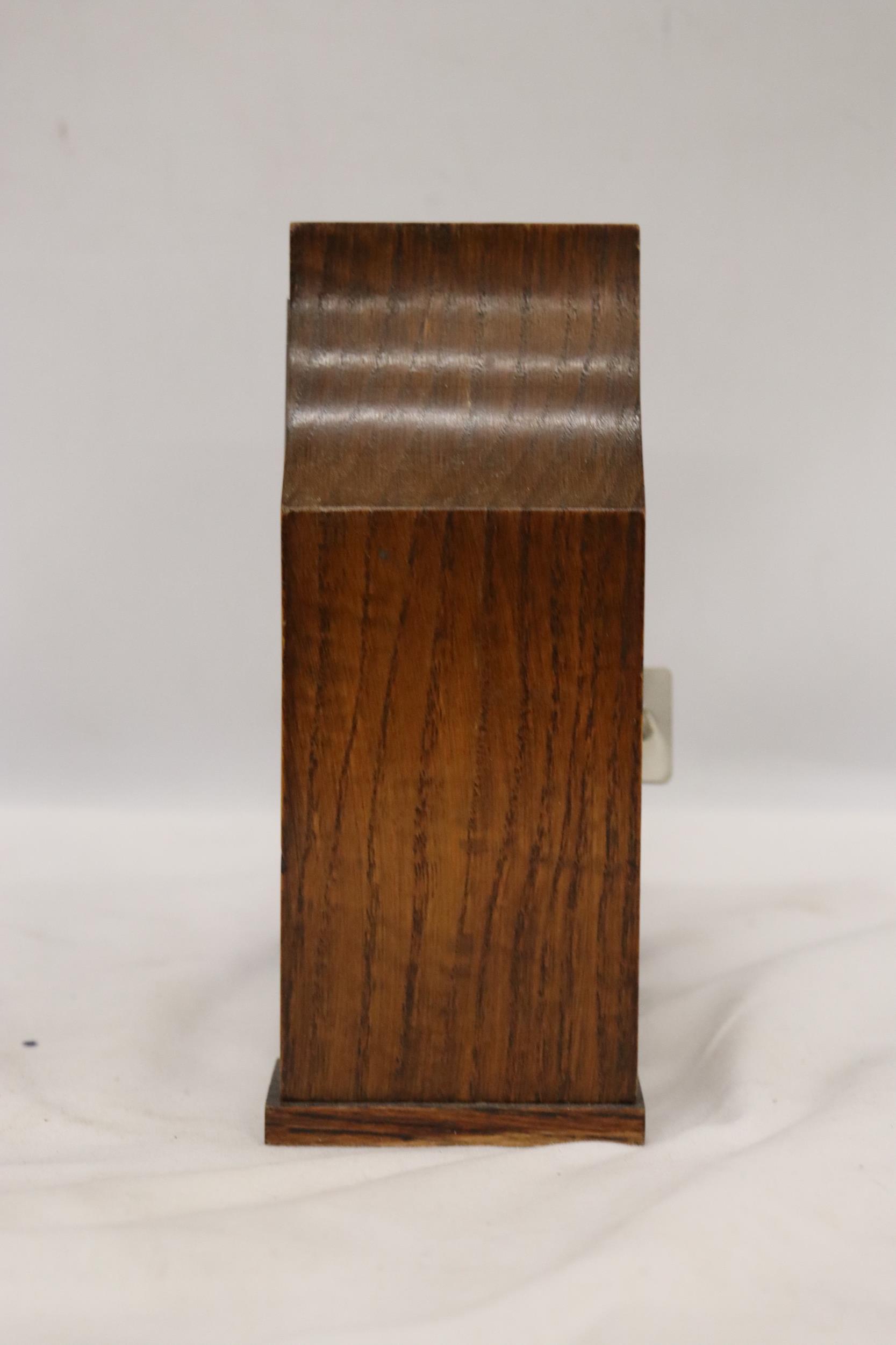 A DECO STYLE OAK 8 DAY MANTLE CLOCK WITH WIND UP MECHANISM SEEN WORKING BUT NO WARRANTY - Image 4 of 6