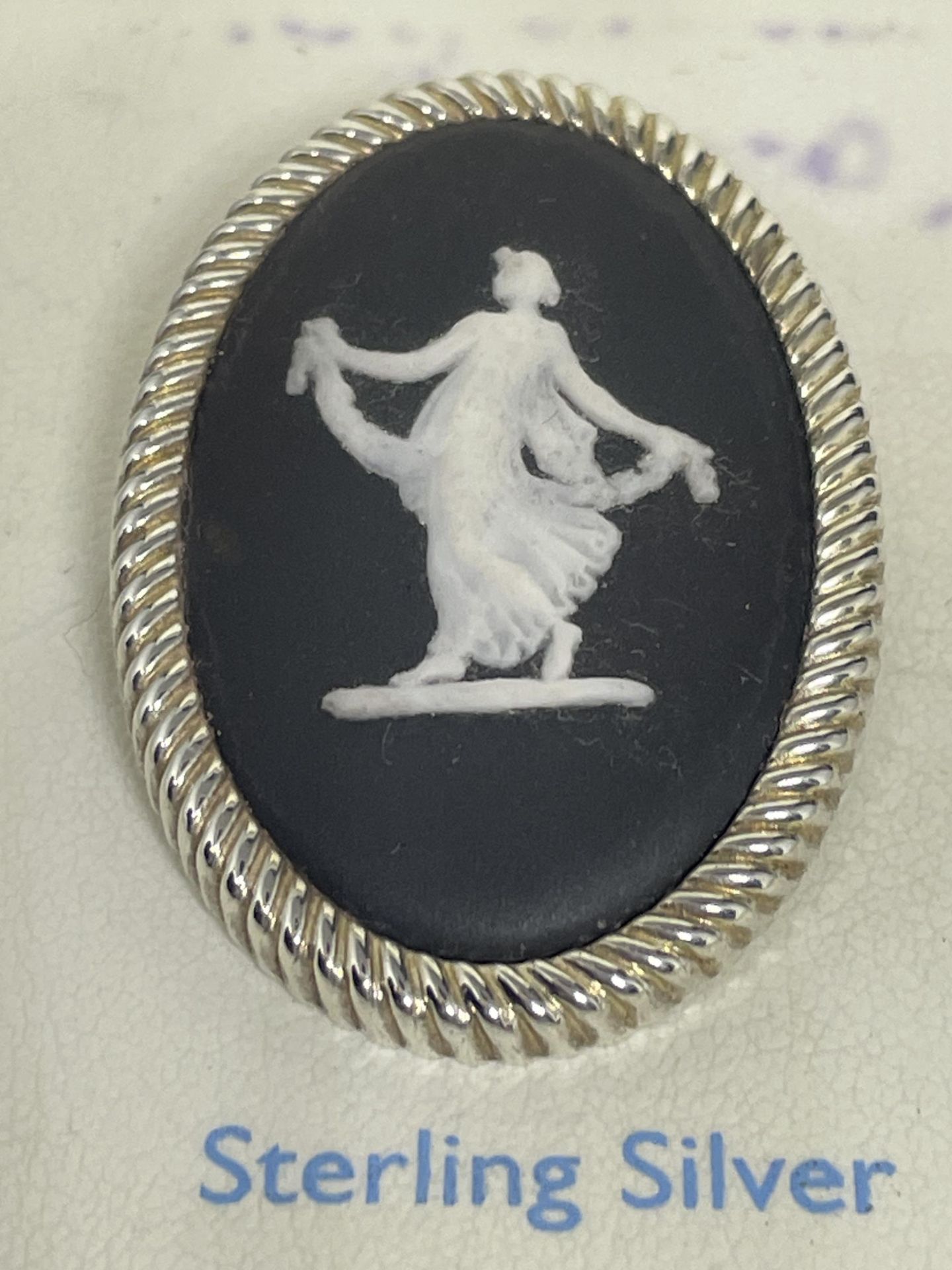 A STERLING SILVER AND BLACK WEDGWOOD JASPERWARE BROOCH DANCING HOURS IN ORIGINAL PRESENTATION BOX - Bild 2 aus 3