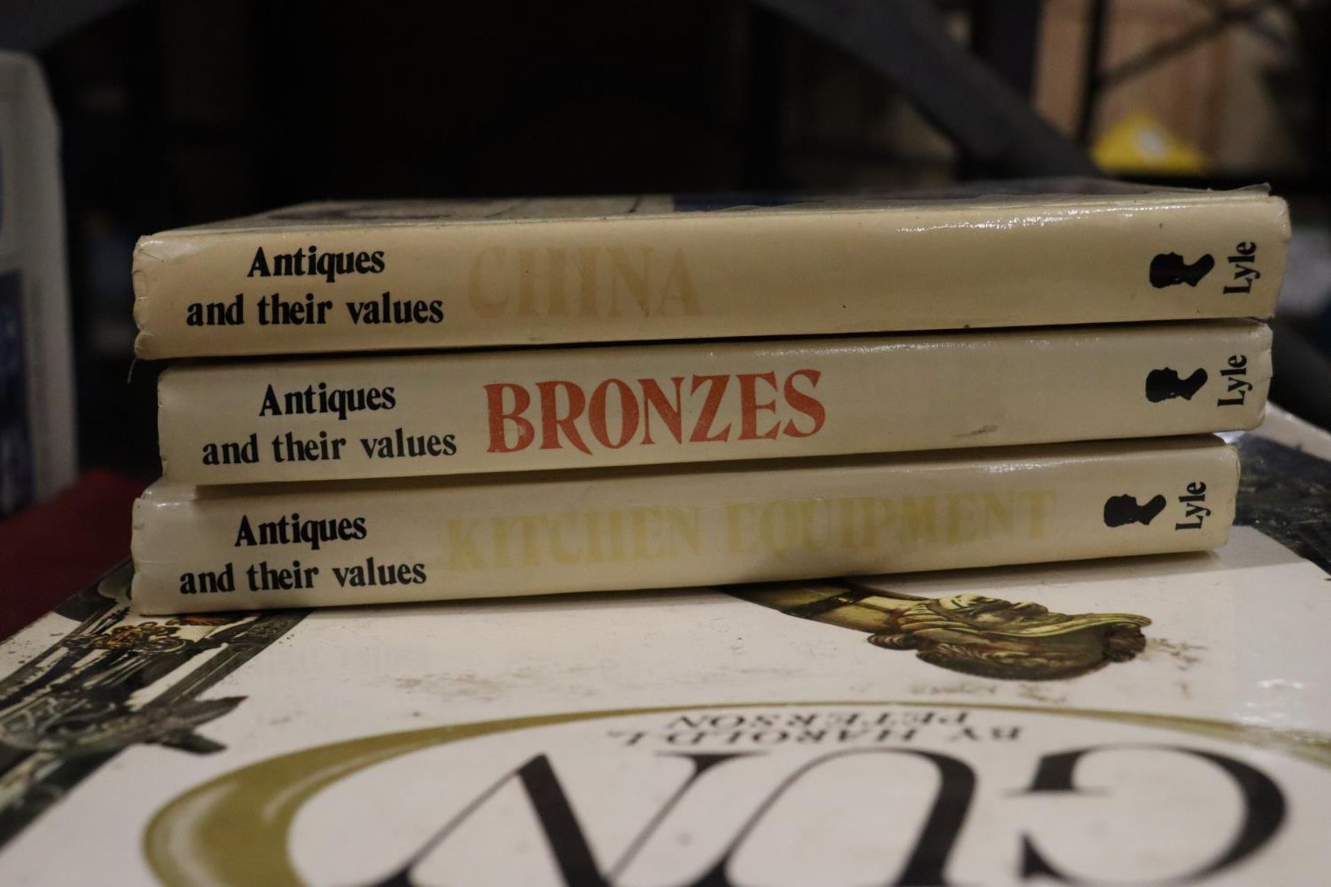 A QUANTITY OF HARDBACK BOOKS TO INCLUDE MILITARIA, ANTIQUES GUIDES, ETC - Image 2 of 7