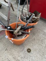 AN ASSORTMENT OF HAND TOOLS TO INCLUDE HAMMERS, CHISELS AND TROWELS ETC