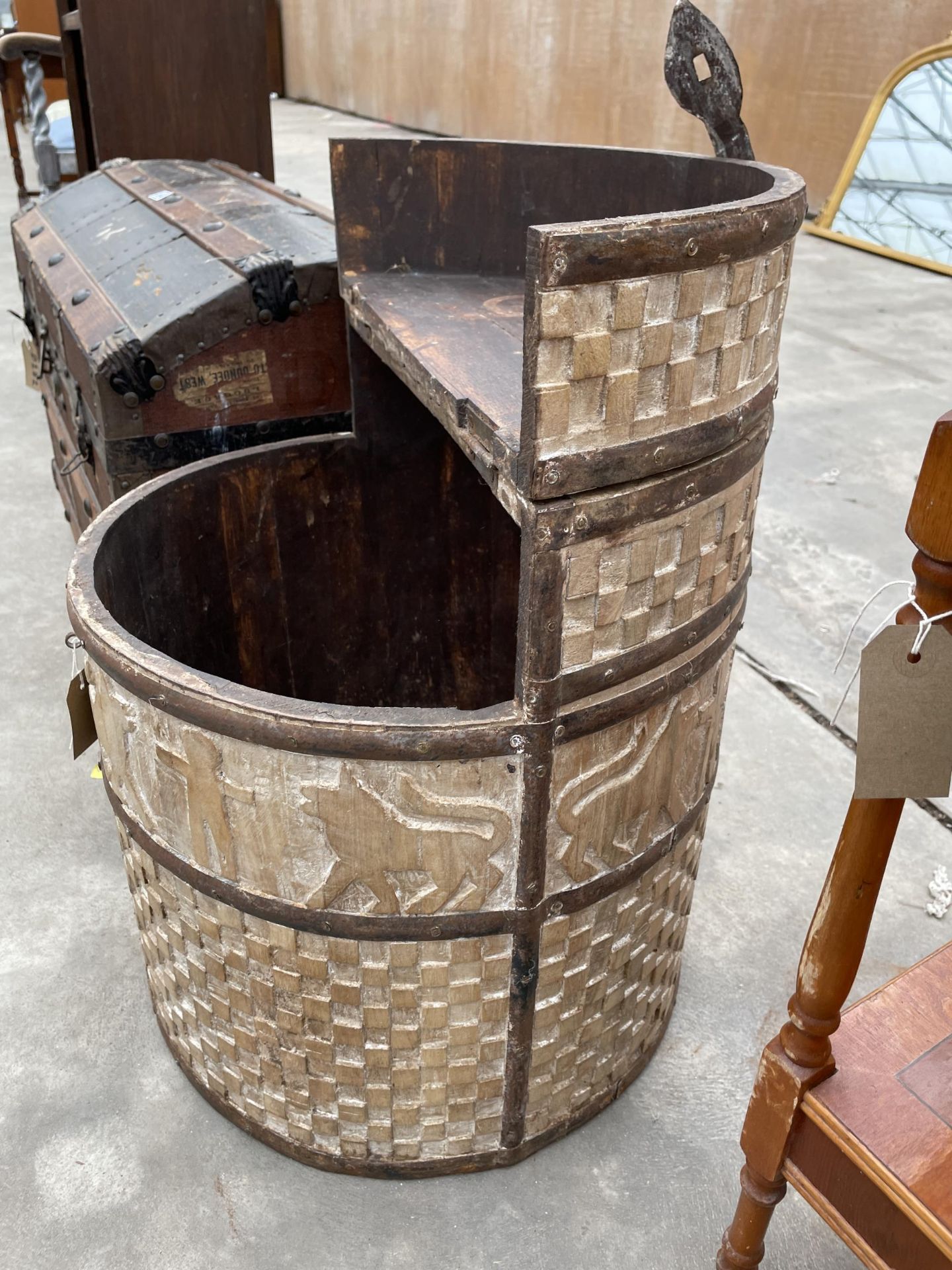 AN INDIAN HARDWOOD GRAIN/RICE DRUM CONTAINER WITH HINGED LID AND METALWARE FITTINGS DIAMETER 18" - Bild 3 aus 5