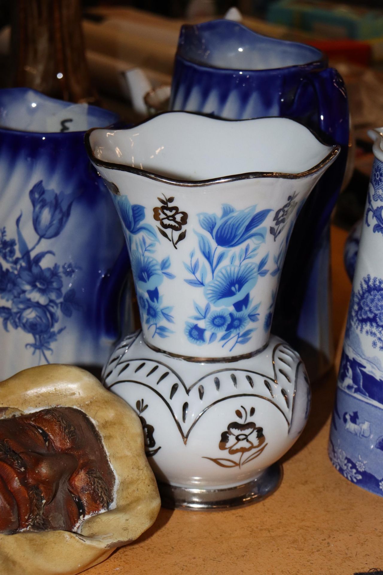 A COLLECTION OF VINTAGE BLUE AND WHITE JUGS PLUS A VASE - 5 IN TOTAL - Image 4 of 7