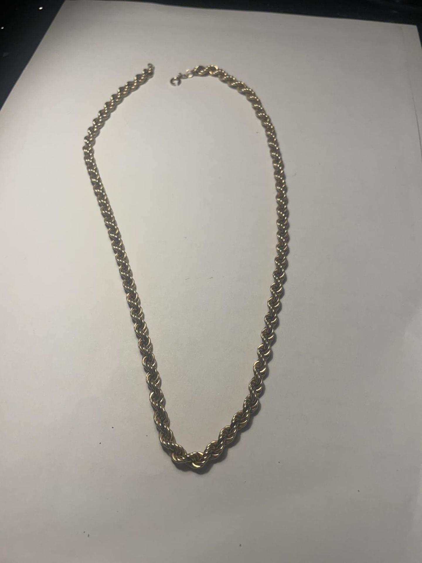 A 9 CARAT GOLD ROPE NECKLACE MARKED 375 (CLASP A/F) GROSS WEIGHT 9.7 GRAMS