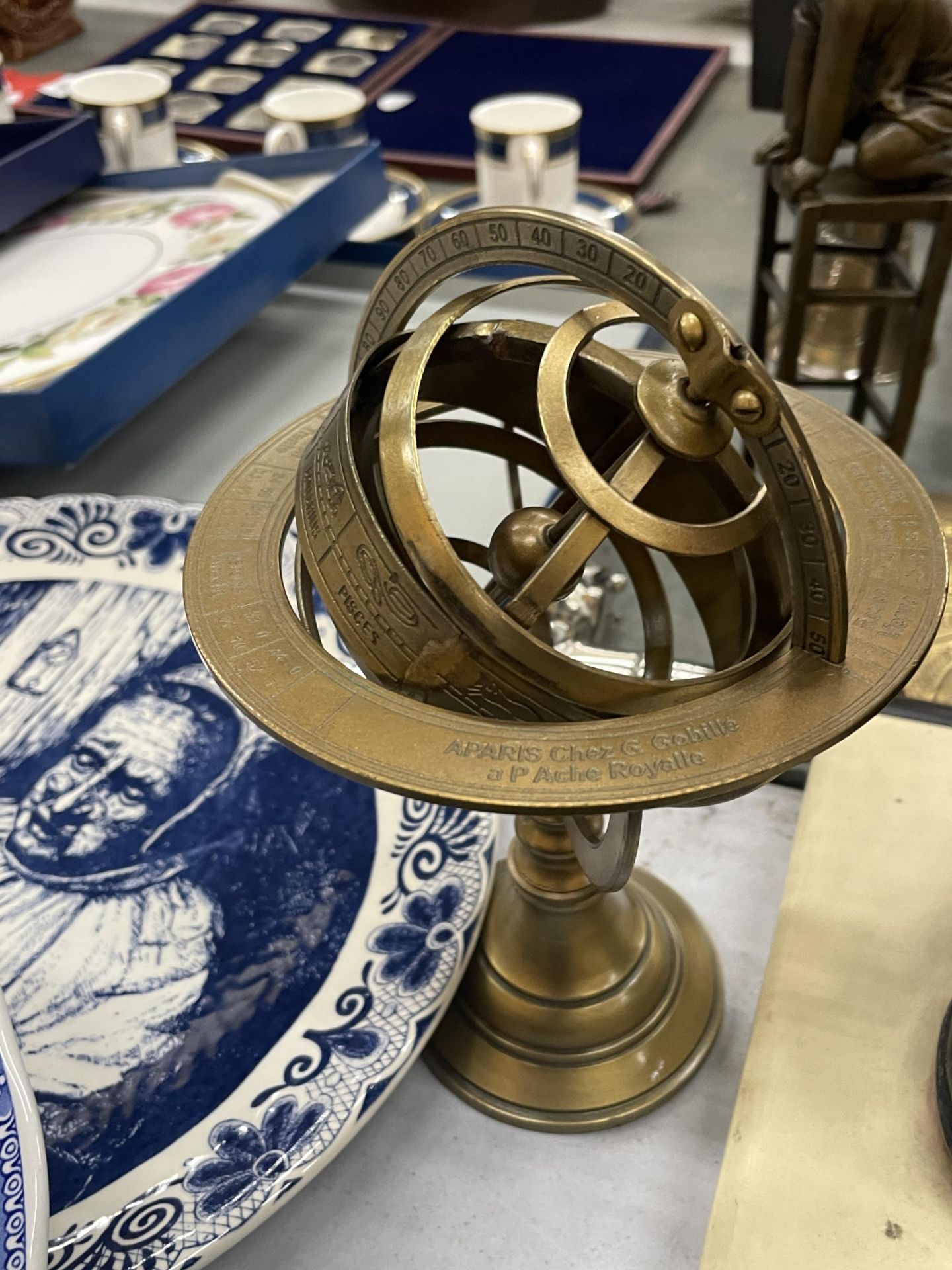 A BRASS ARMILLARY SPHERE GLOBE, HEIGHT APPROX 21CM