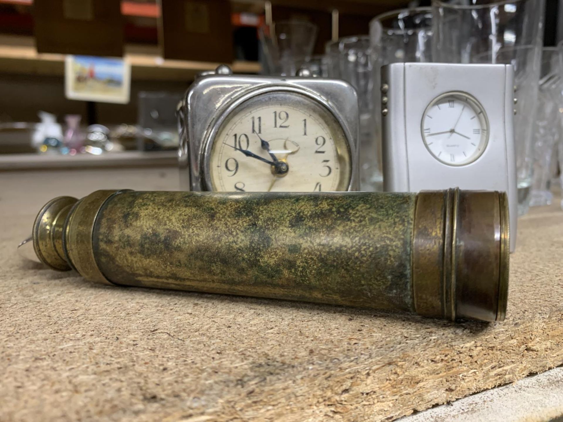 THREE SMALL MANTLE CLOCKS PLUS A BRASS TELESCOPE - Bild 3 aus 3