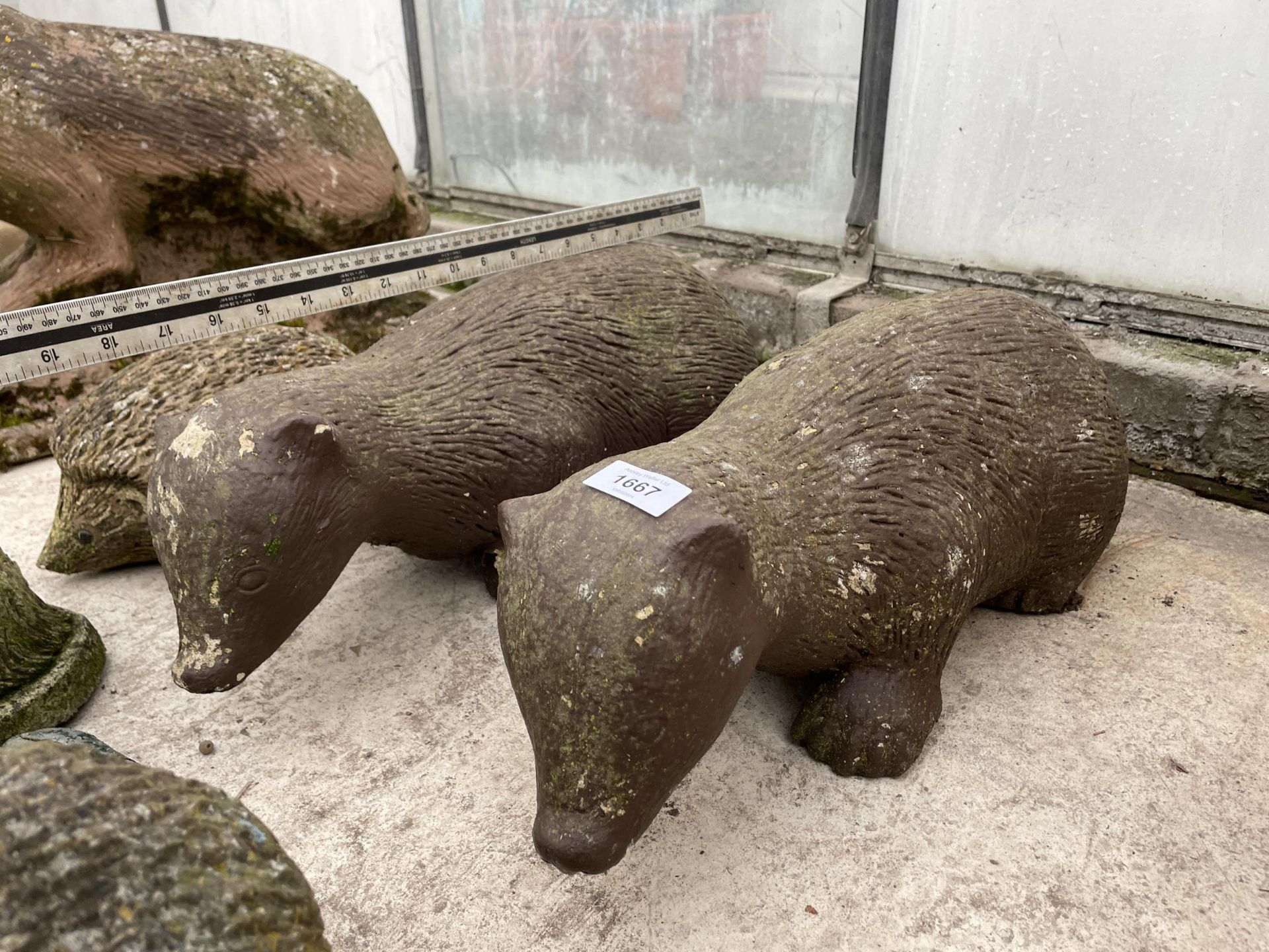 AN ASSORTMENT OF CONCRETE GARDEN FIGURES TO INCLUDE TWO BADGERS AND A HEDGEHOG ETC - Bild 2 aus 4