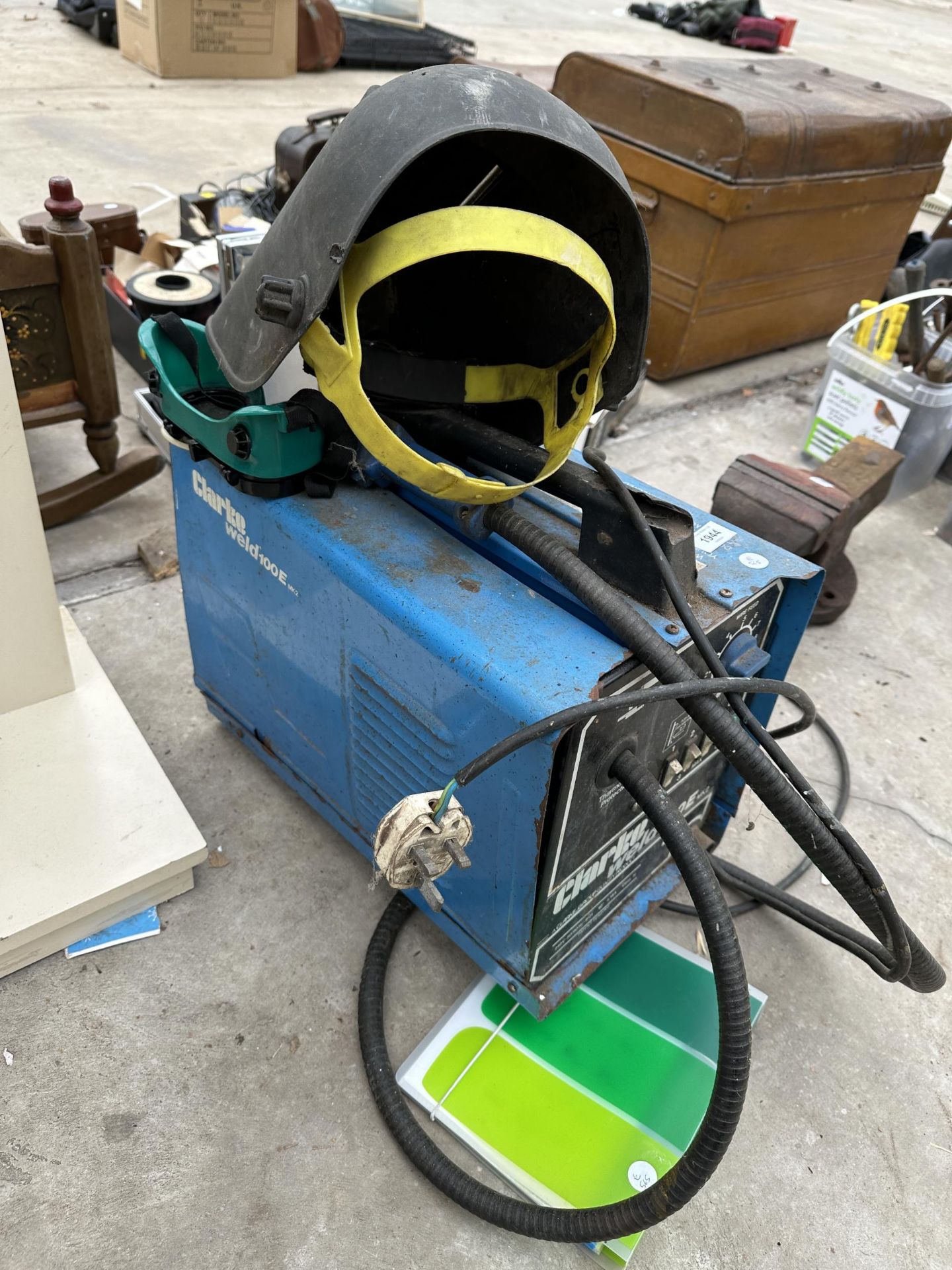 A CLARKE WELD100E MIG WELDER AND A MASK - Bild 2 aus 2