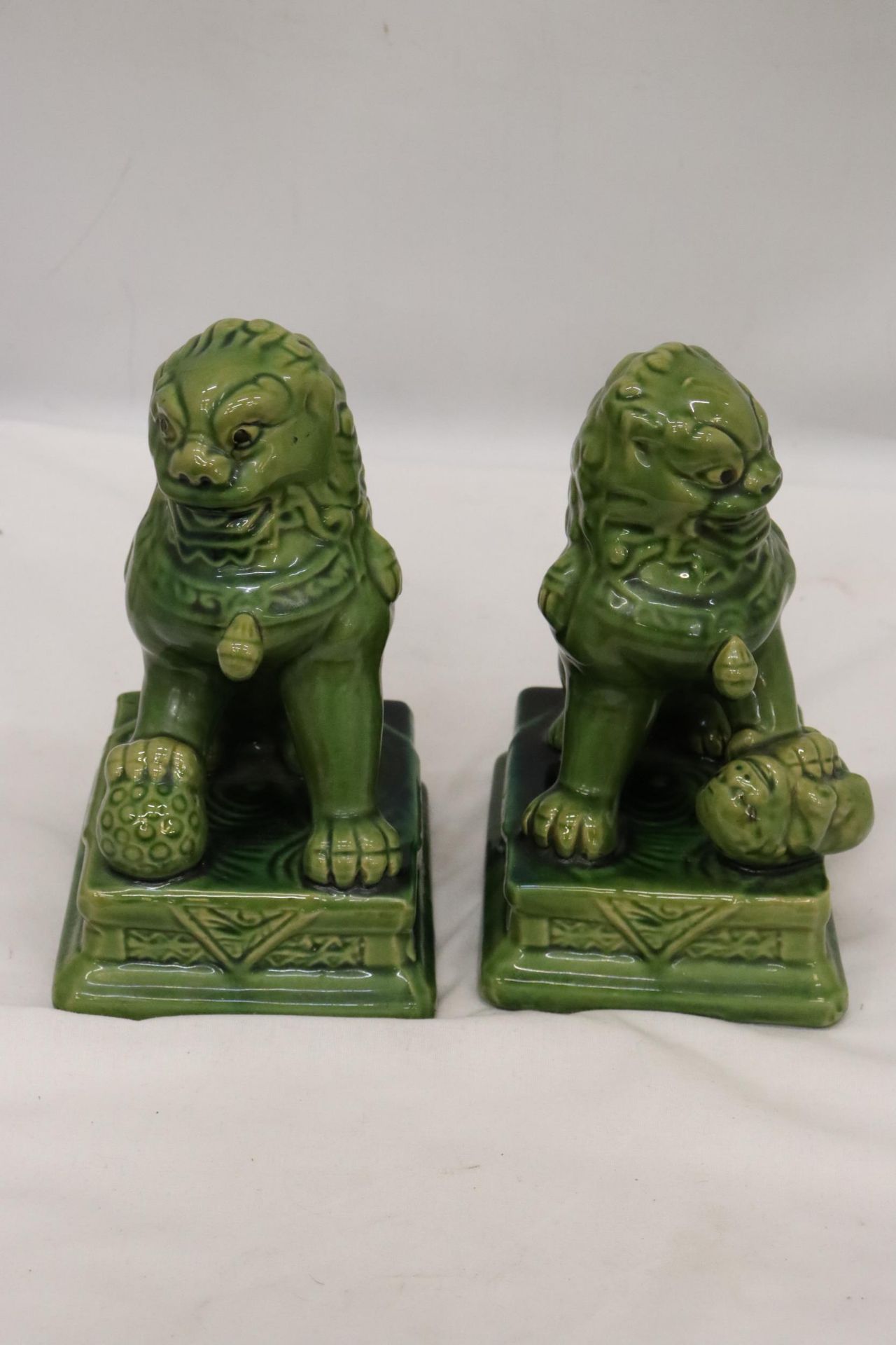 A PAIR VINTAGE GLAZED FOO DOG STATUES APPROXIMATELY 20CM TALL - Image 7 of 7